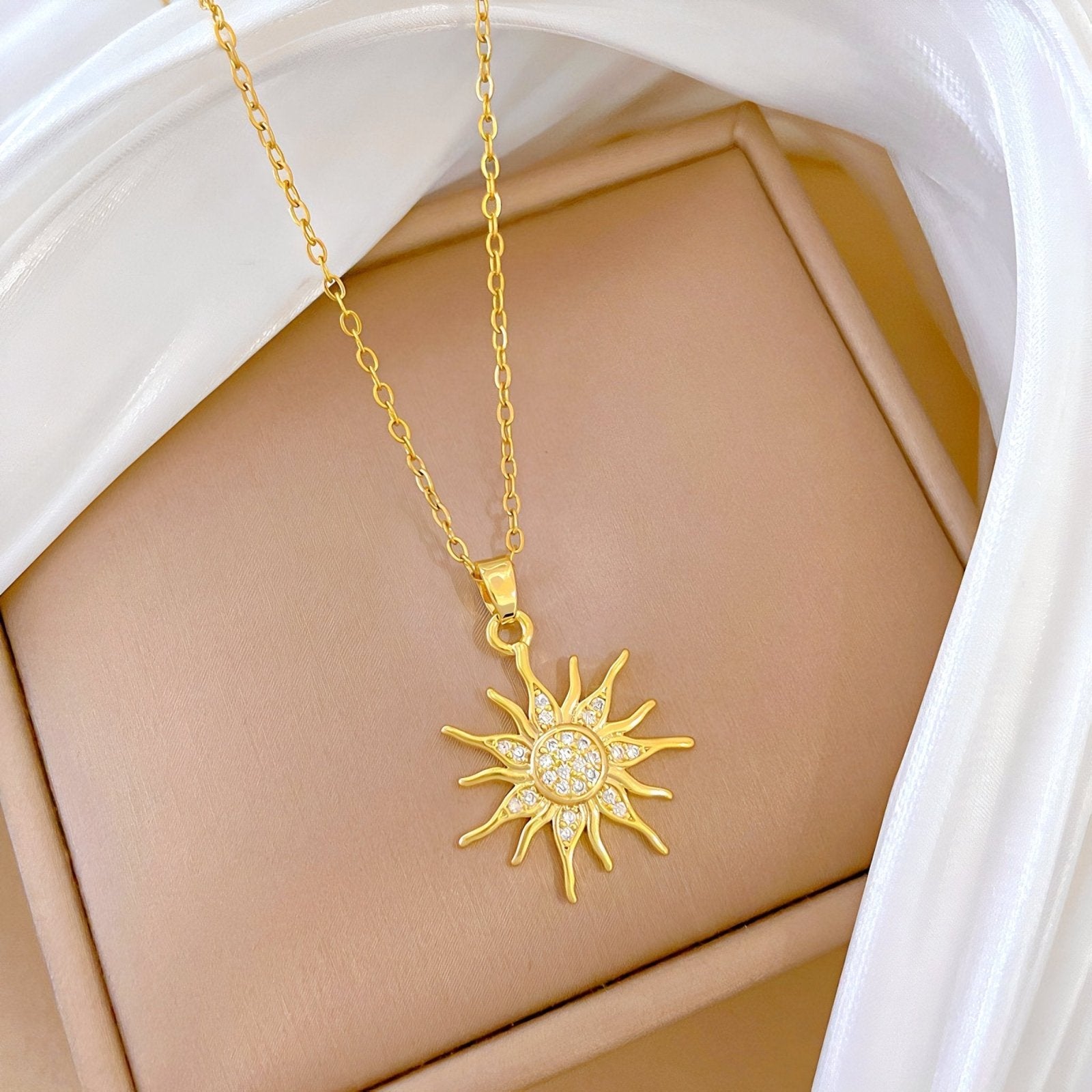 Collier pendentif soleil, en acier inoxydable doré, avec zircons brillants, chaine forçat, modèle Rylie
