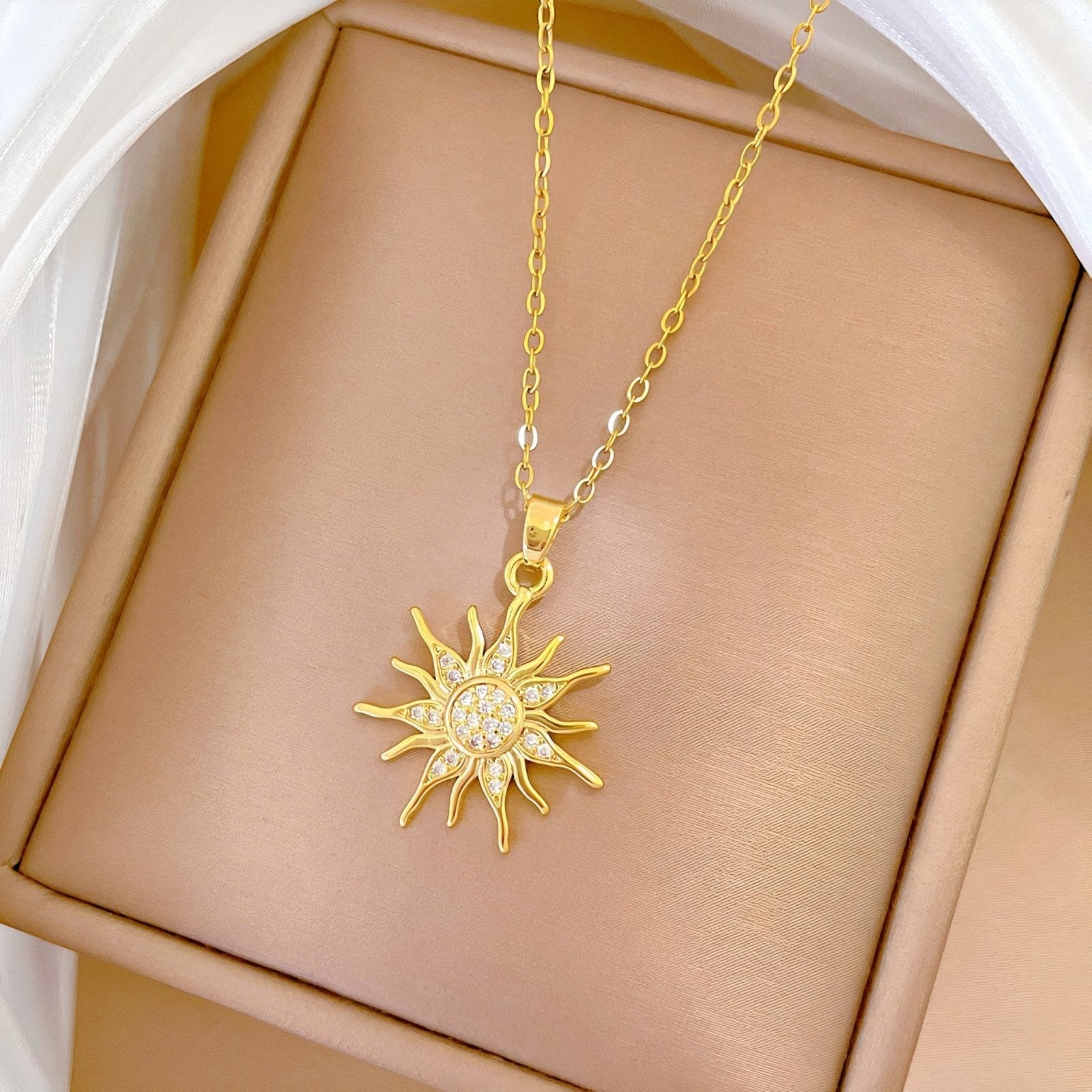 Collier pendentif soleil, en acier inoxydable doré, avec zircons brillants, chaine forçat, modèle Rylie