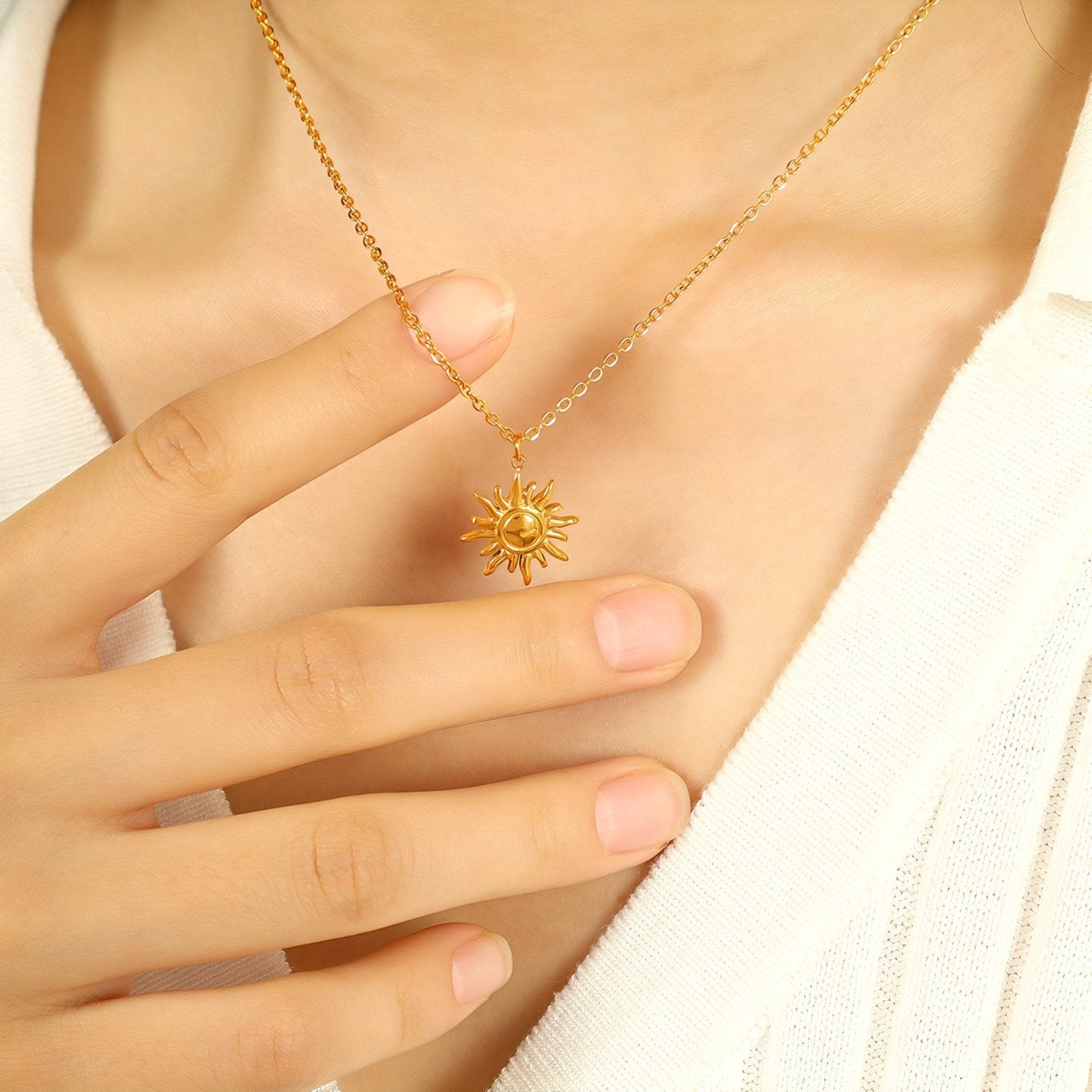 Collier pendentif soleil, finition dorée brillante, maille forçat, pour femme, modèle Catalina