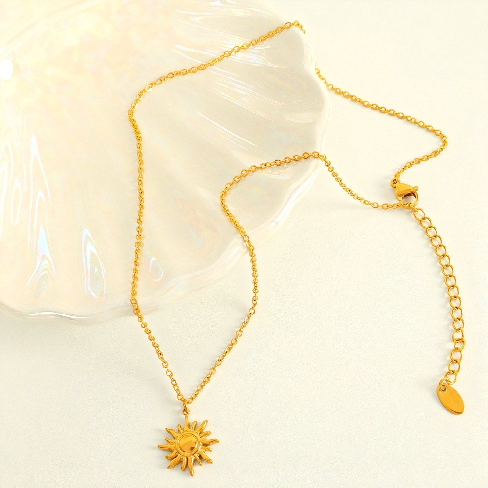 Collier pendentif soleil, finition dorée brillante, maille forçat, pour femme, modèle Catalina