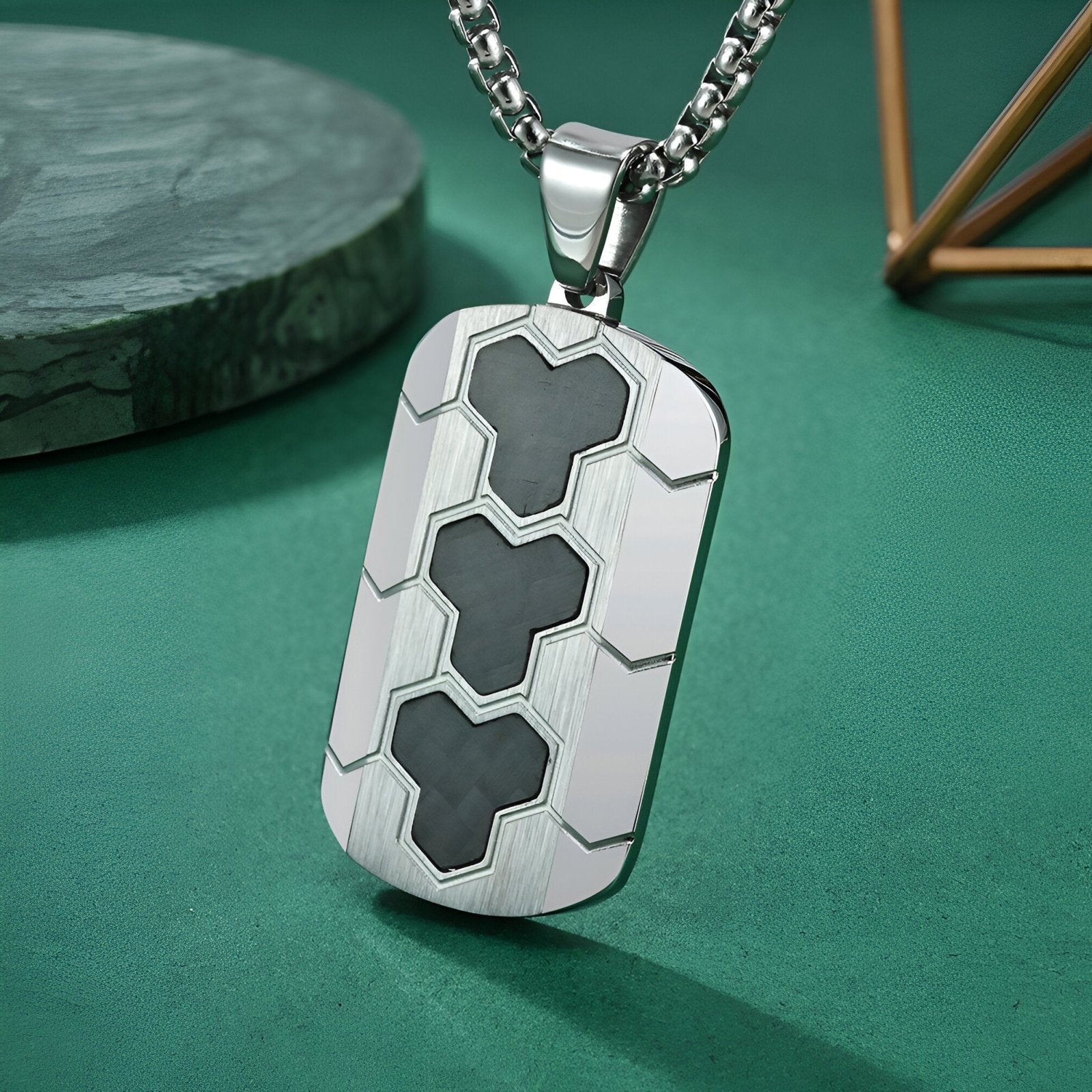 Collier pendentif sportif et urbain, maille vénitienne et détails carbone, pour homme moderne, modèle Tao