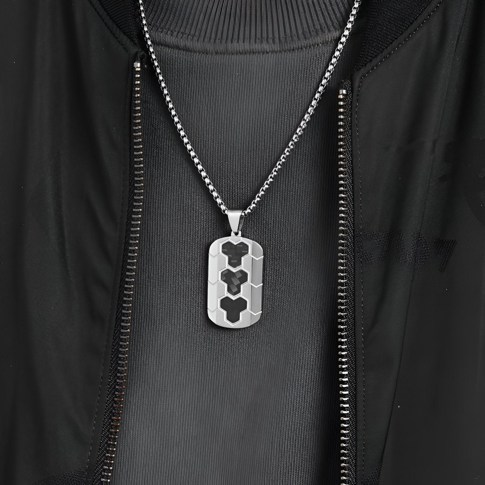 Collier pendentif sportif et urbain, maille vénitienne et détails carbone, pour homme moderne, modèle Tao