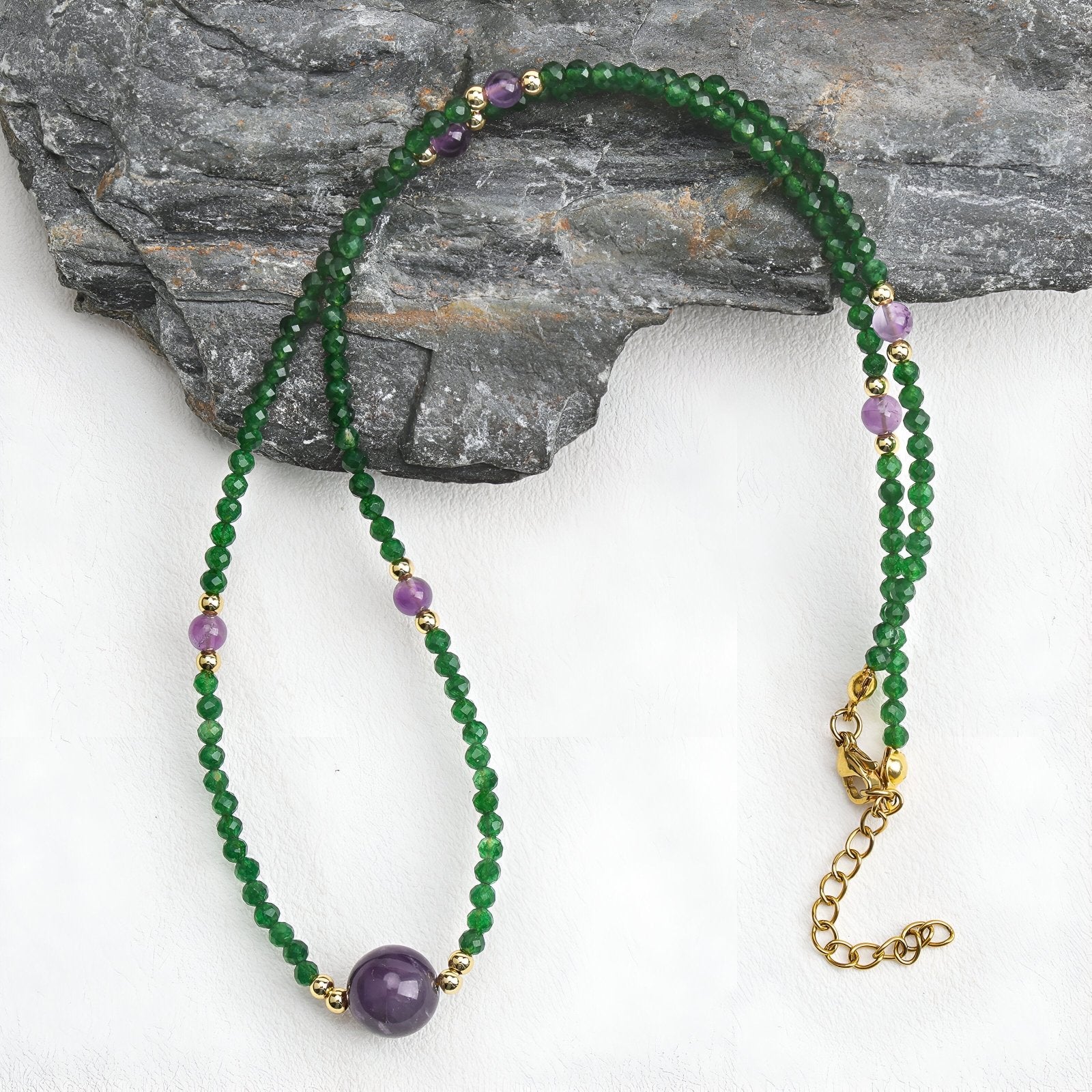 Collier perlé en améthyste naturelle et perles fantaisie vertes, collier court féminin et lumineux, modèle Naïma