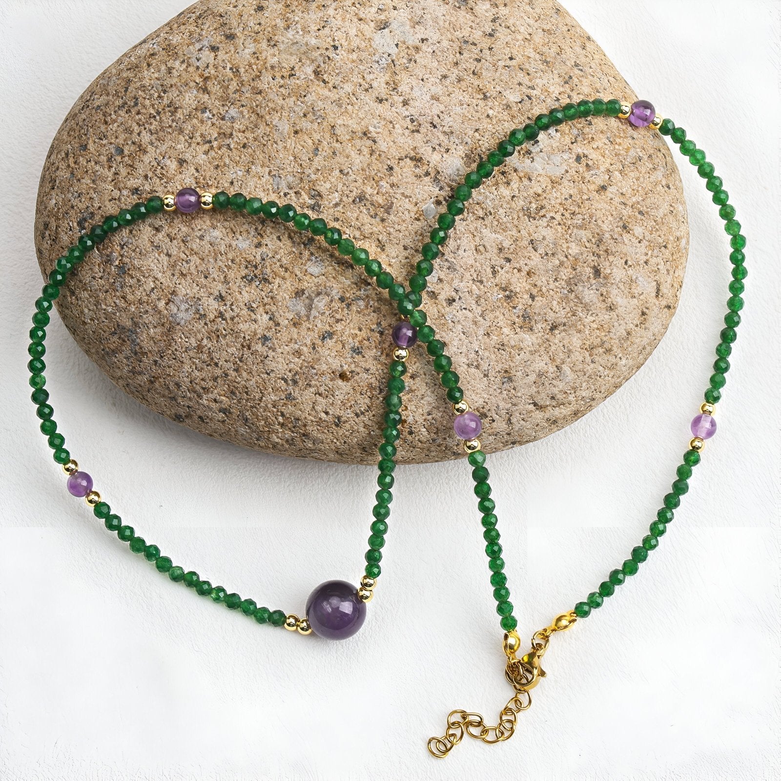 Collier perlé en améthyste naturelle et perles fantaisie vertes, collier court féminin et lumineux, modèle Naïma