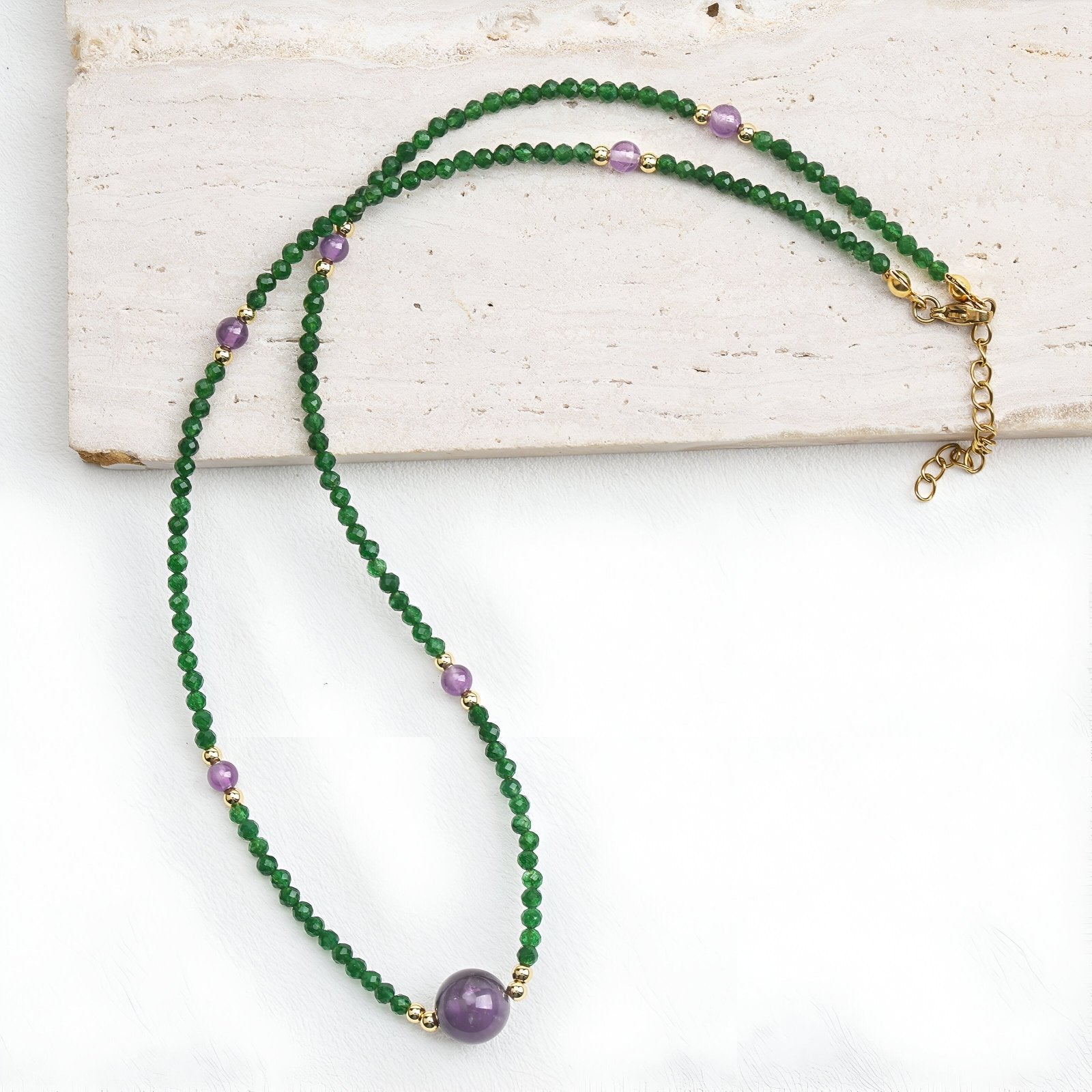 Collier perlé en améthyste naturelle et perles fantaisie vertes, collier court féminin et lumineux, modèle Naïma