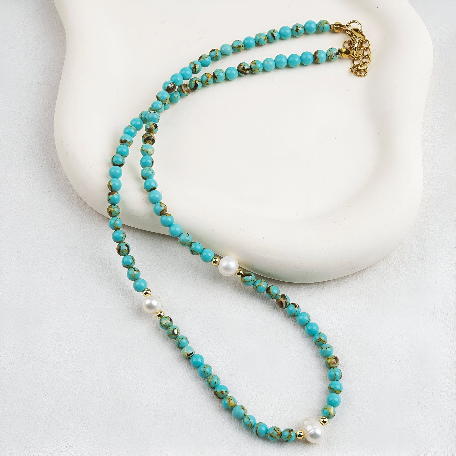 Collier perlé turquoise et perles d’eau douce, style bohème chic pour femme, modèle Yelena