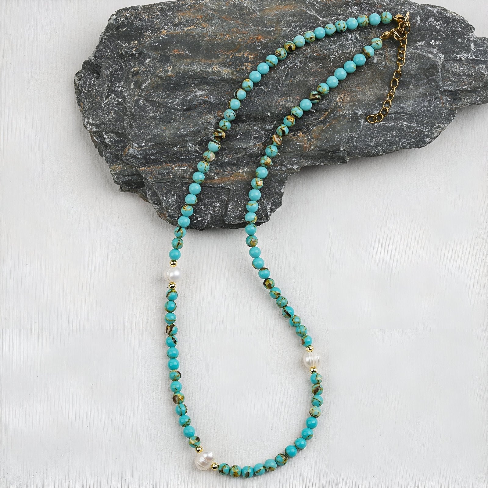 Collier perlé turquoise et perles d’eau douce, style bohème chic pour femme, modèle Yelena