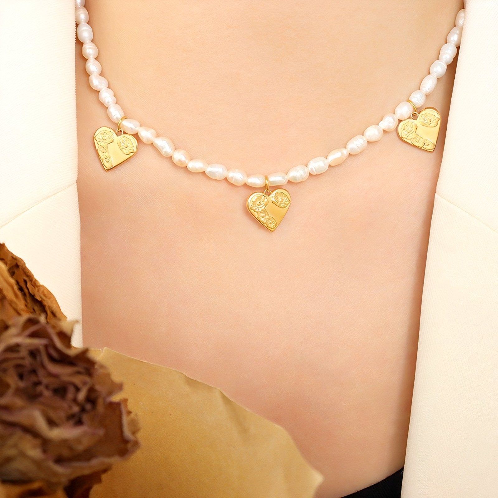 Collier perles style vintage avec breloques cœur doré, acier inoxydable, modèle Ketsia