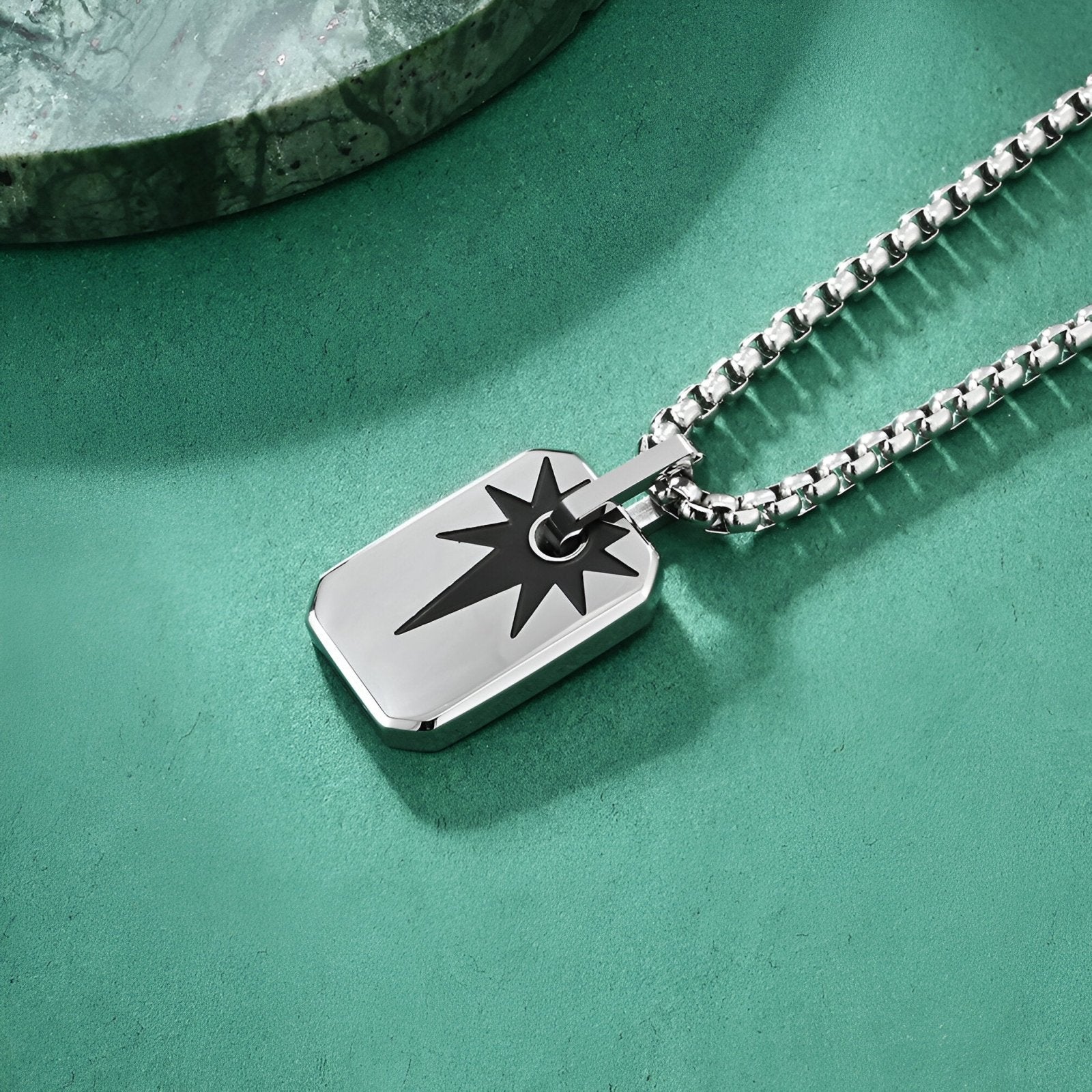 Collier plaque homme, pendentif gravé étoile rayonnante, look contemporain, modèle Léon