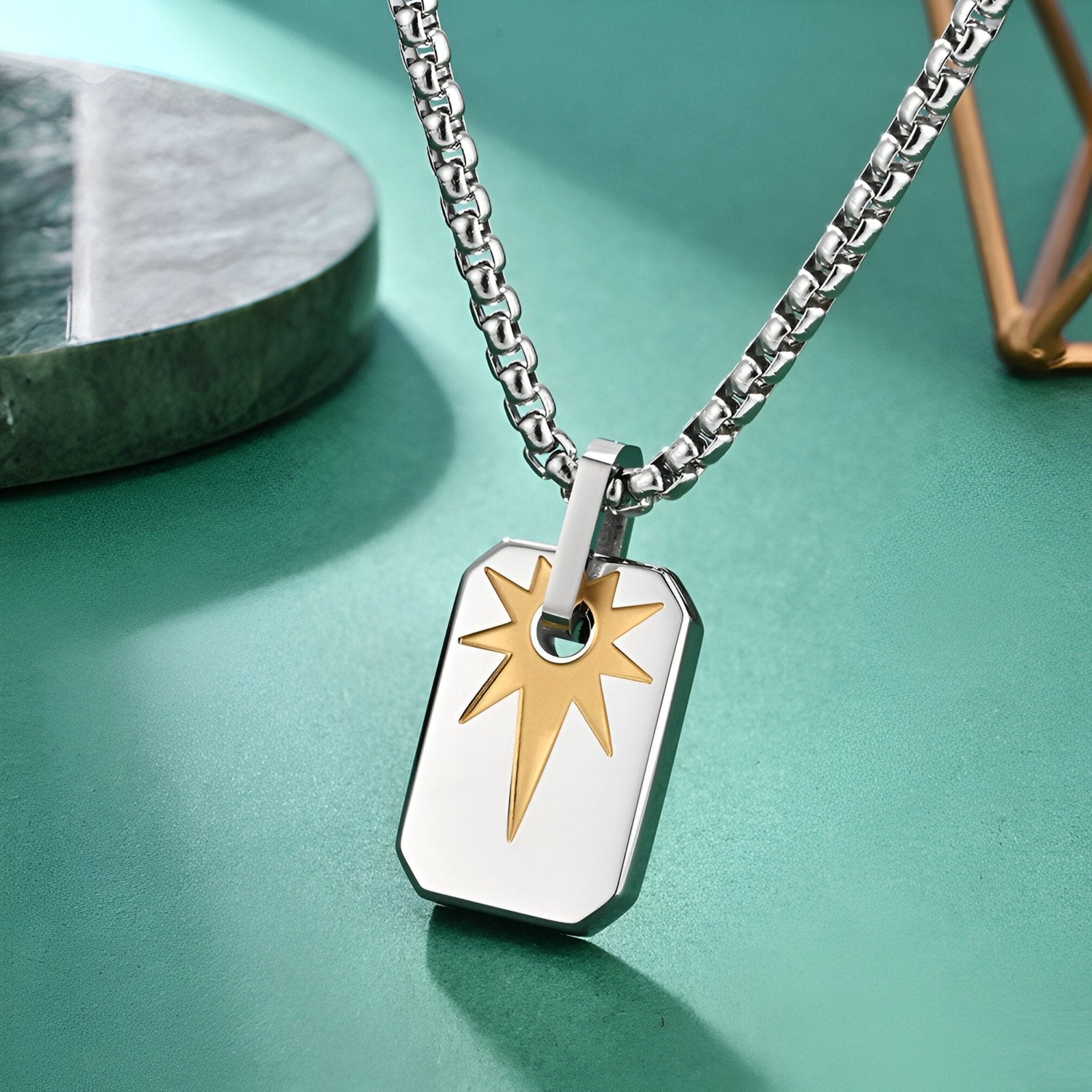 Collier plaque homme, pendentif gravé étoile rayonnante, look contemporain, modèle Léon