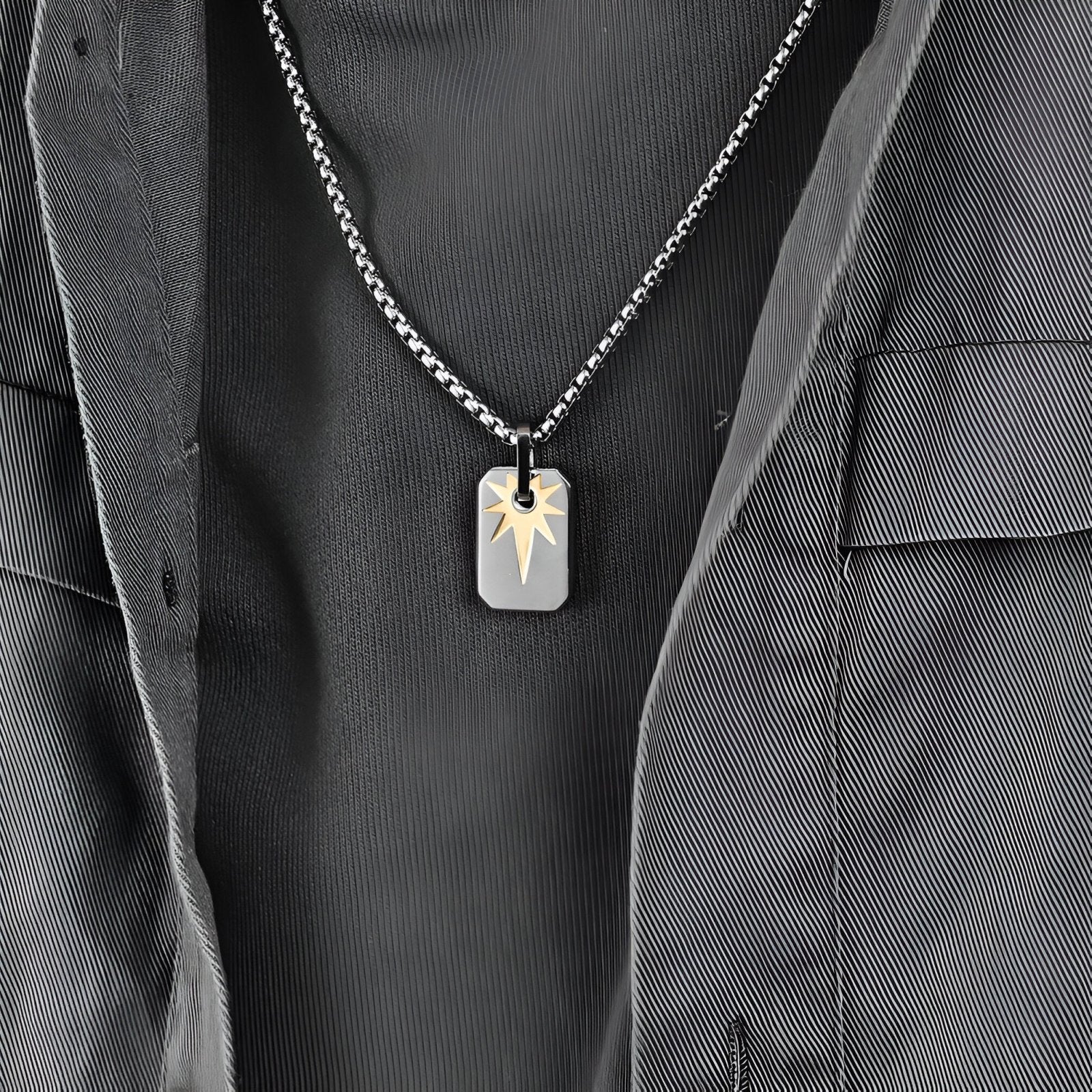 Collier plaque homme, pendentif gravé étoile rayonnante, look contemporain, modèle Léon