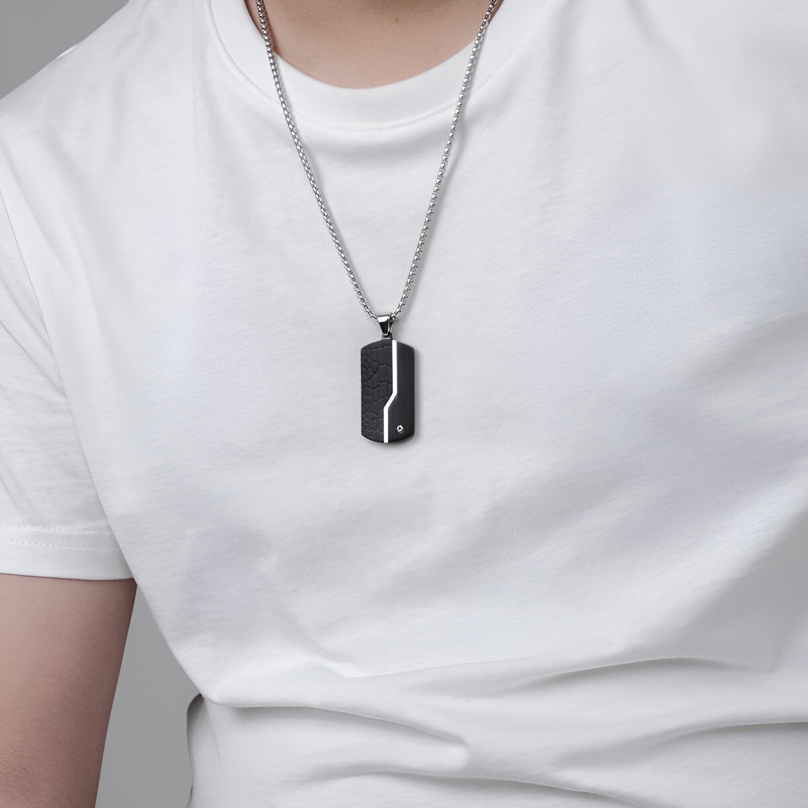 Collier plaque militaire moderne en acier noir brossé et strass, modèle Cooper