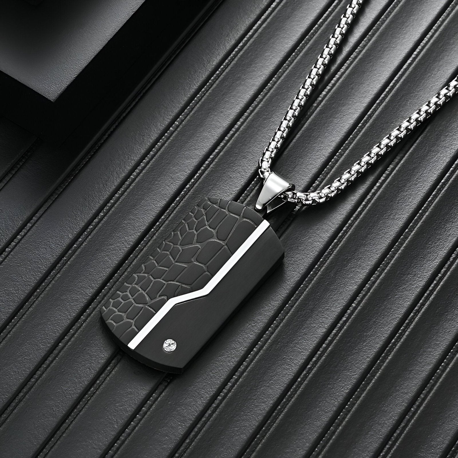 Collier plaque militaire moderne en acier noir brossé et strass, modèle Cooper