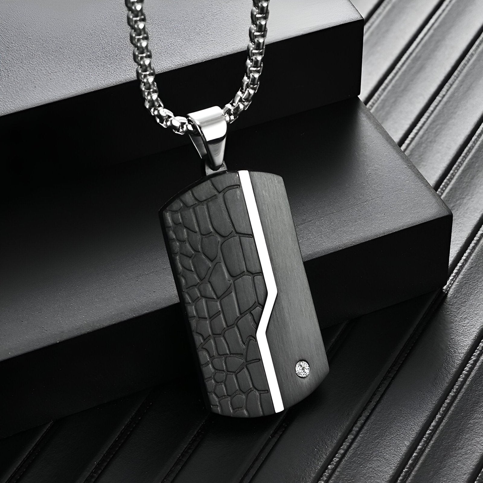 Collier plaque militaire moderne en acier noir brossé et strass, modèle Cooper
