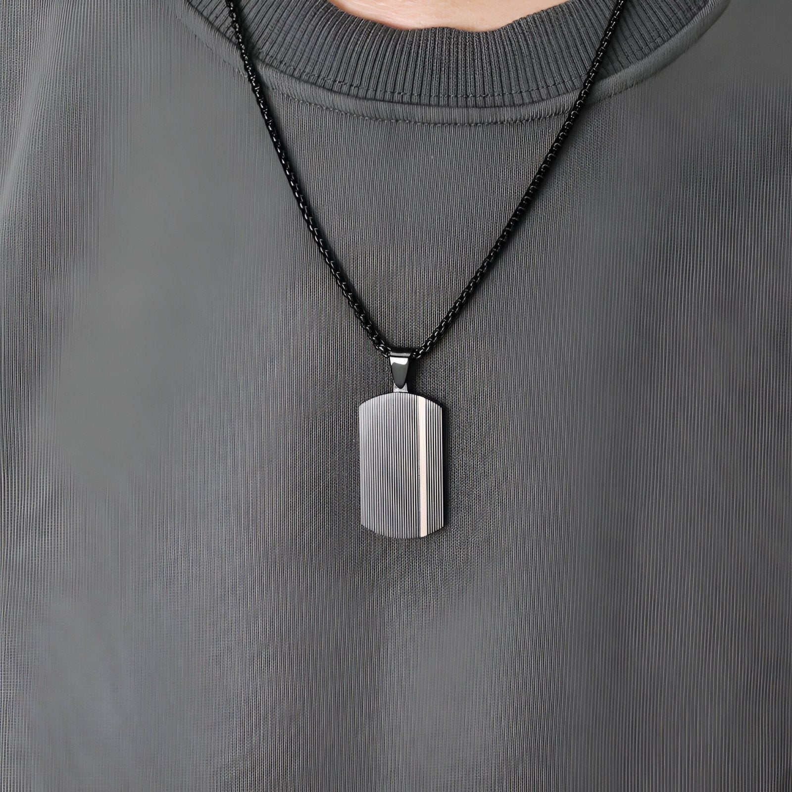 Collier plaque militaire noire, rainurée et minimaliste, maille jaseron, modèle Carter