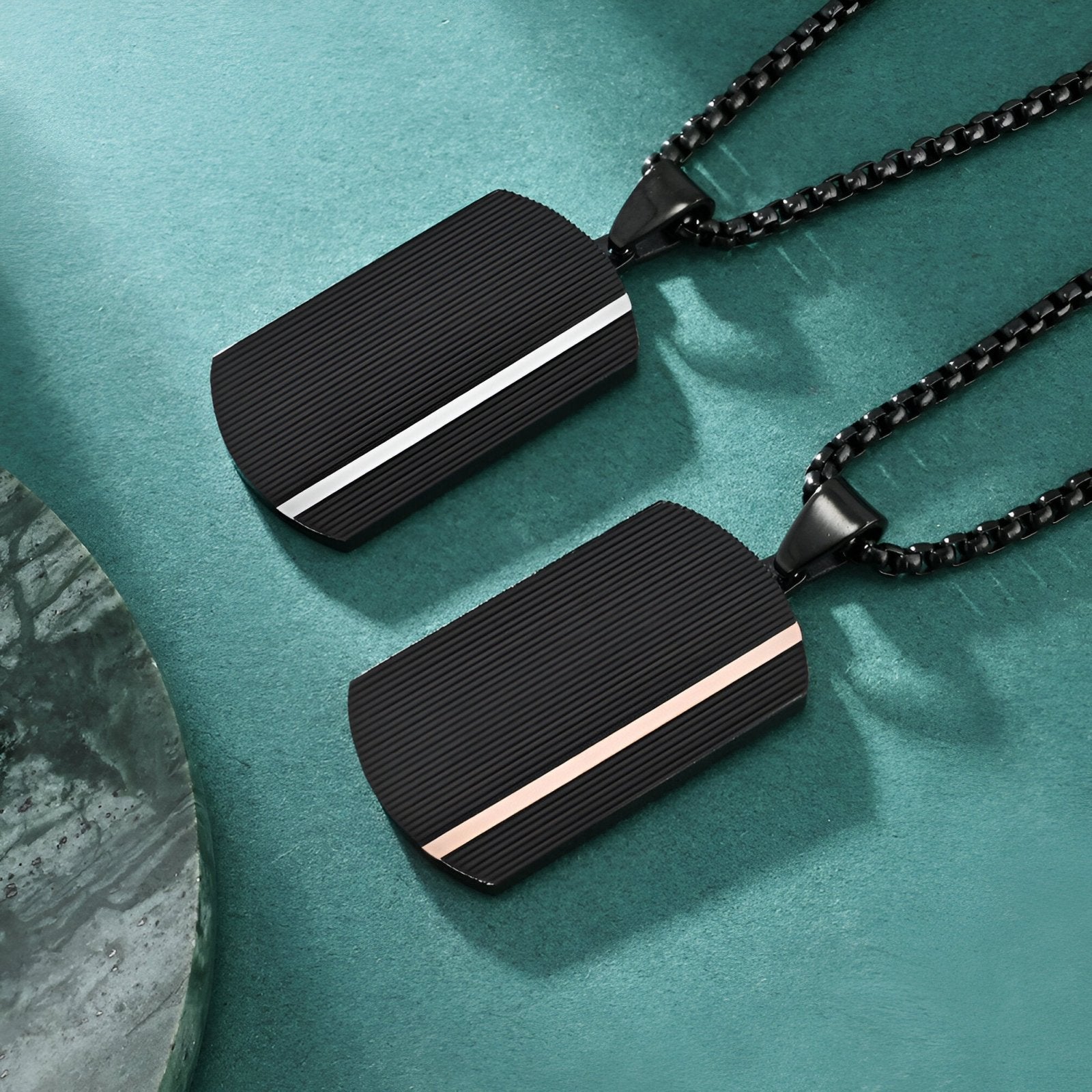 Collier plaque militaire noire, rainurée et minimaliste, maille jaseron, modèle Carter