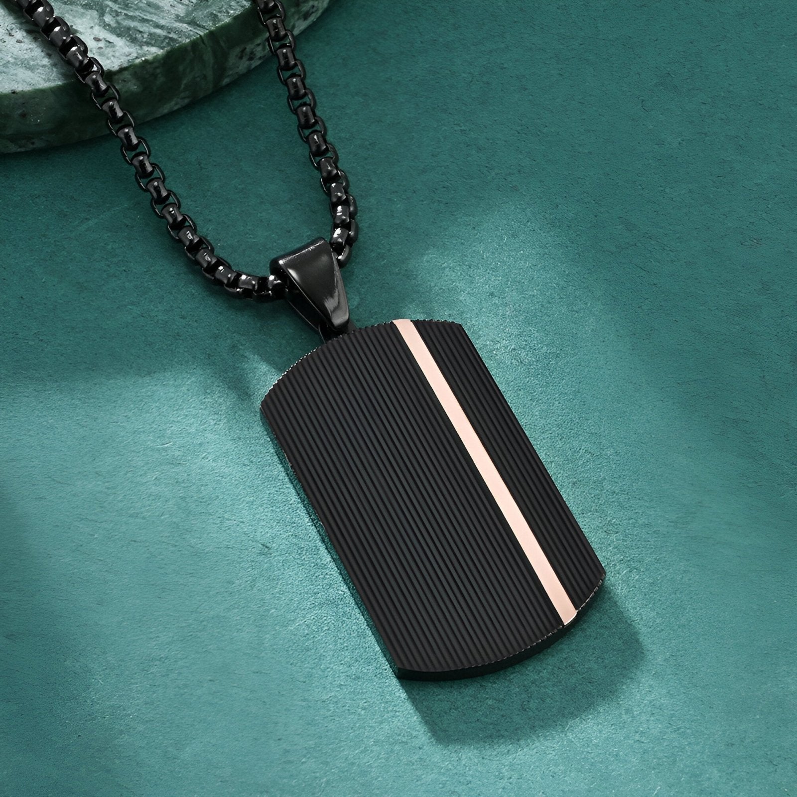 Collier plaque militaire noire, rainurée et minimaliste, maille jaseron, modèle Carter