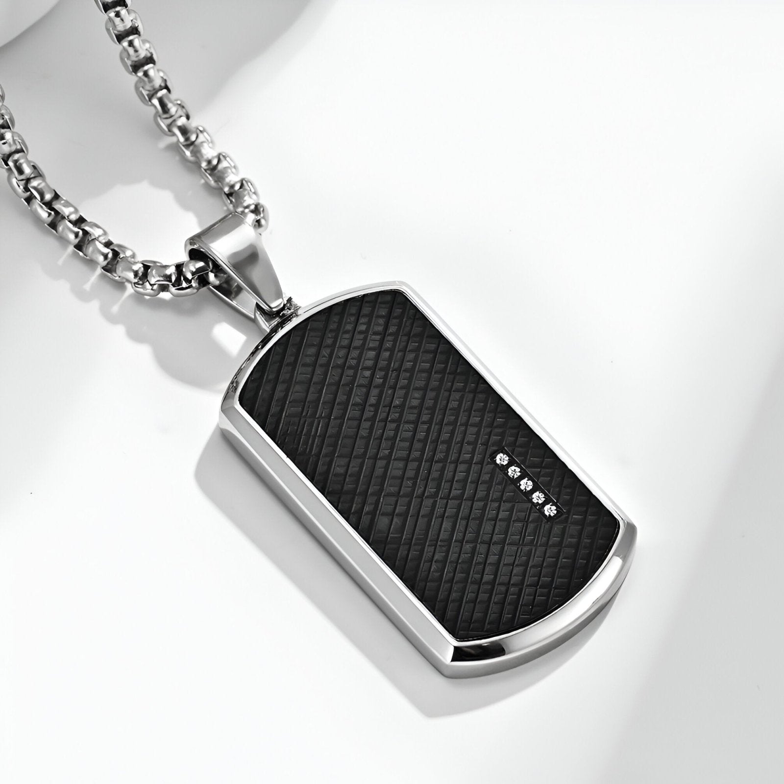 Collier plaque militaire revisitée, acier 316L et insert noir avec pierres scintillantes, modèle Blake