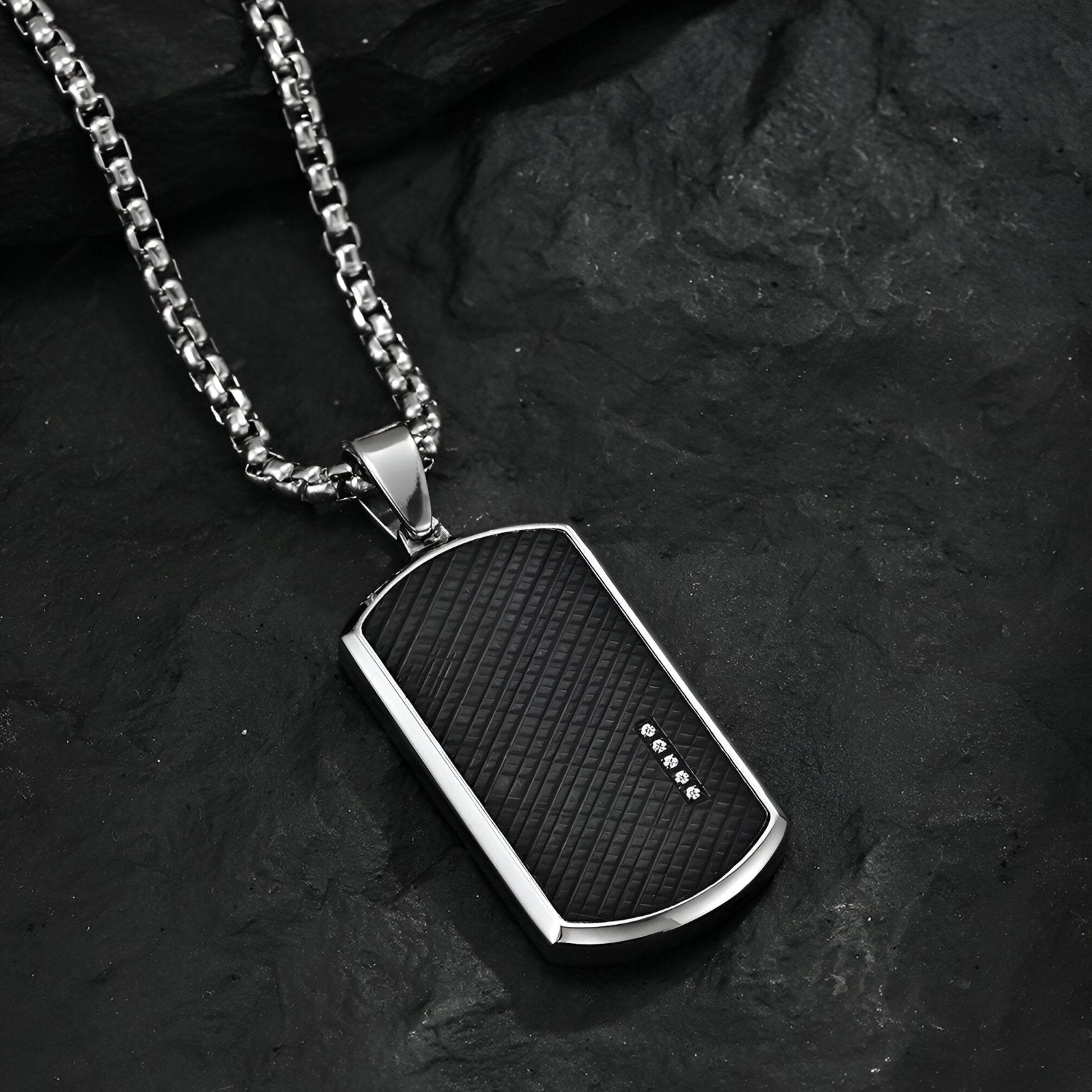 Collier plaque militaire revisitée, acier 316L et insert noir avec pierres scintillantes, modèle Blake