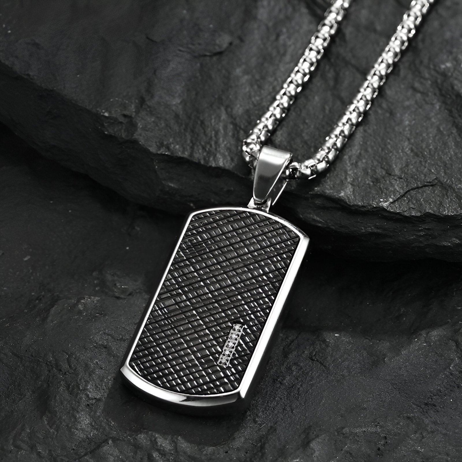 Collier plaque militaire revisitée, acier 316L et insert noir avec pierres scintillantes, modèle Blake