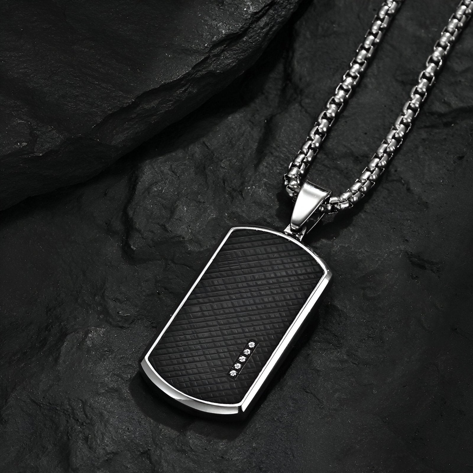 Collier plaque militaire revisitée, acier 316L et insert noir avec pierres scintillantes, modèle Blake