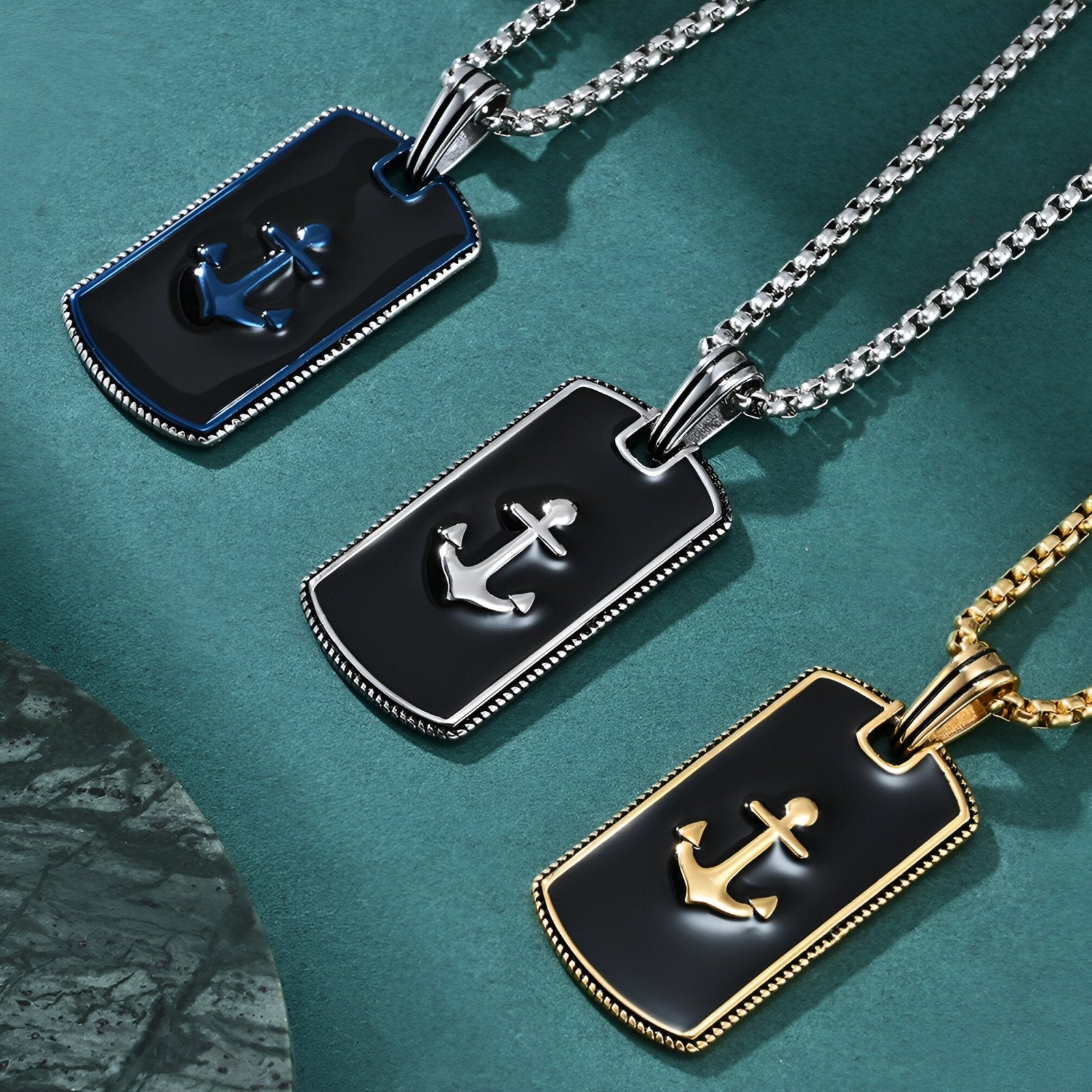 Collier plaque style marin, pendentif ancre 3D, look urbain et design masculin, modèle Noé