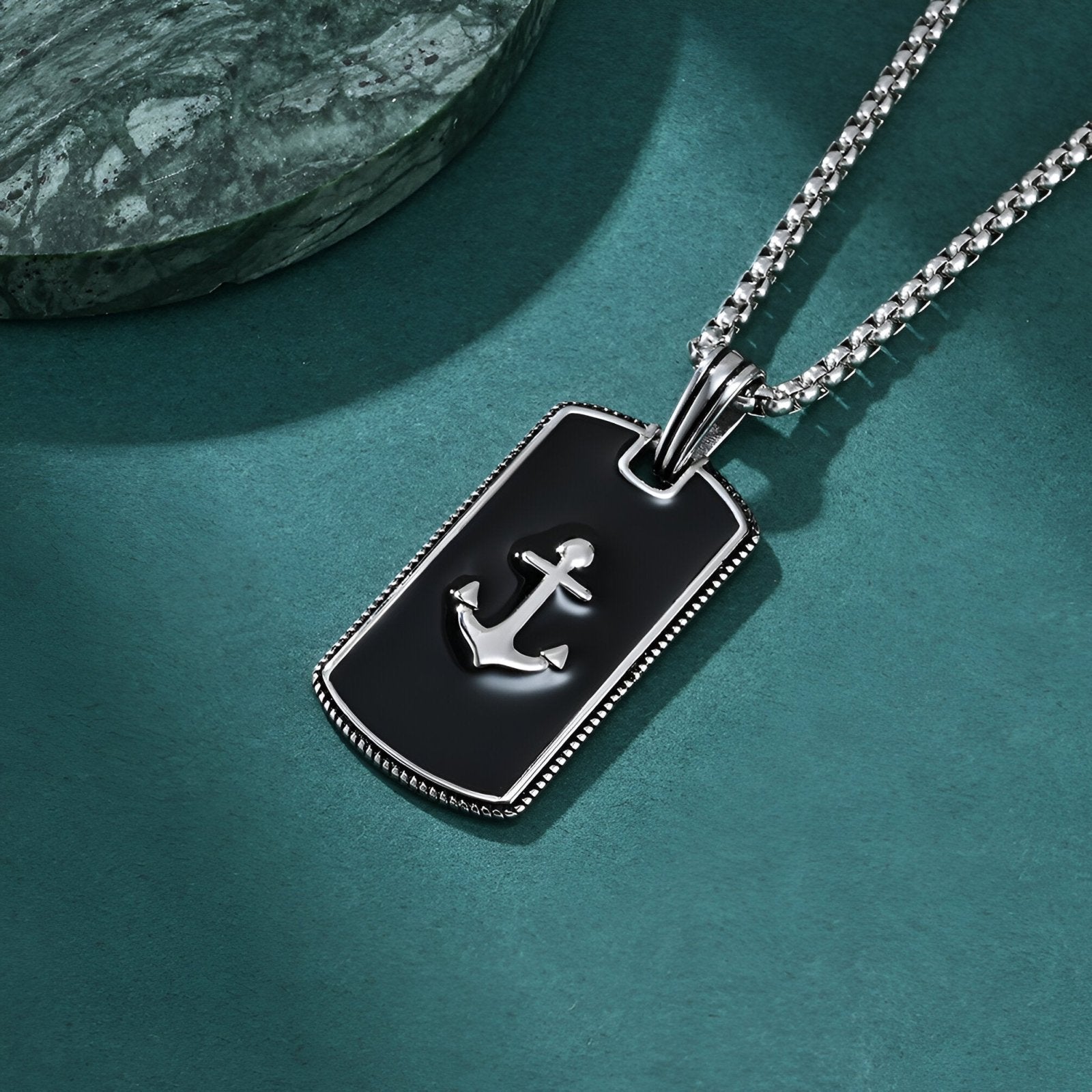 Collier plaque style marin, pendentif ancre 3D, look urbain et design masculin, modèle Noé