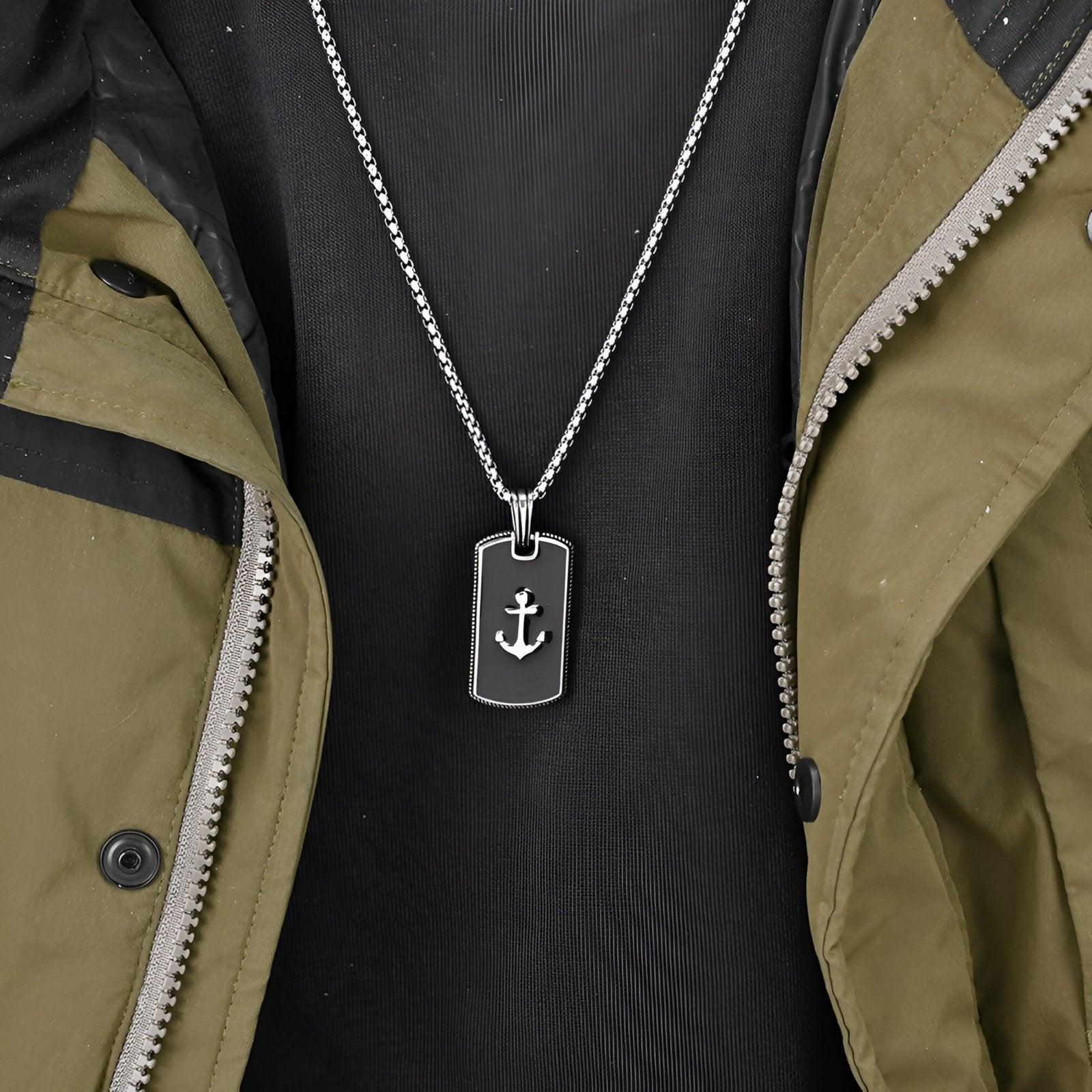Collier plaque style marin, pendentif ancre 3D, look urbain et design masculin, modèle Noé