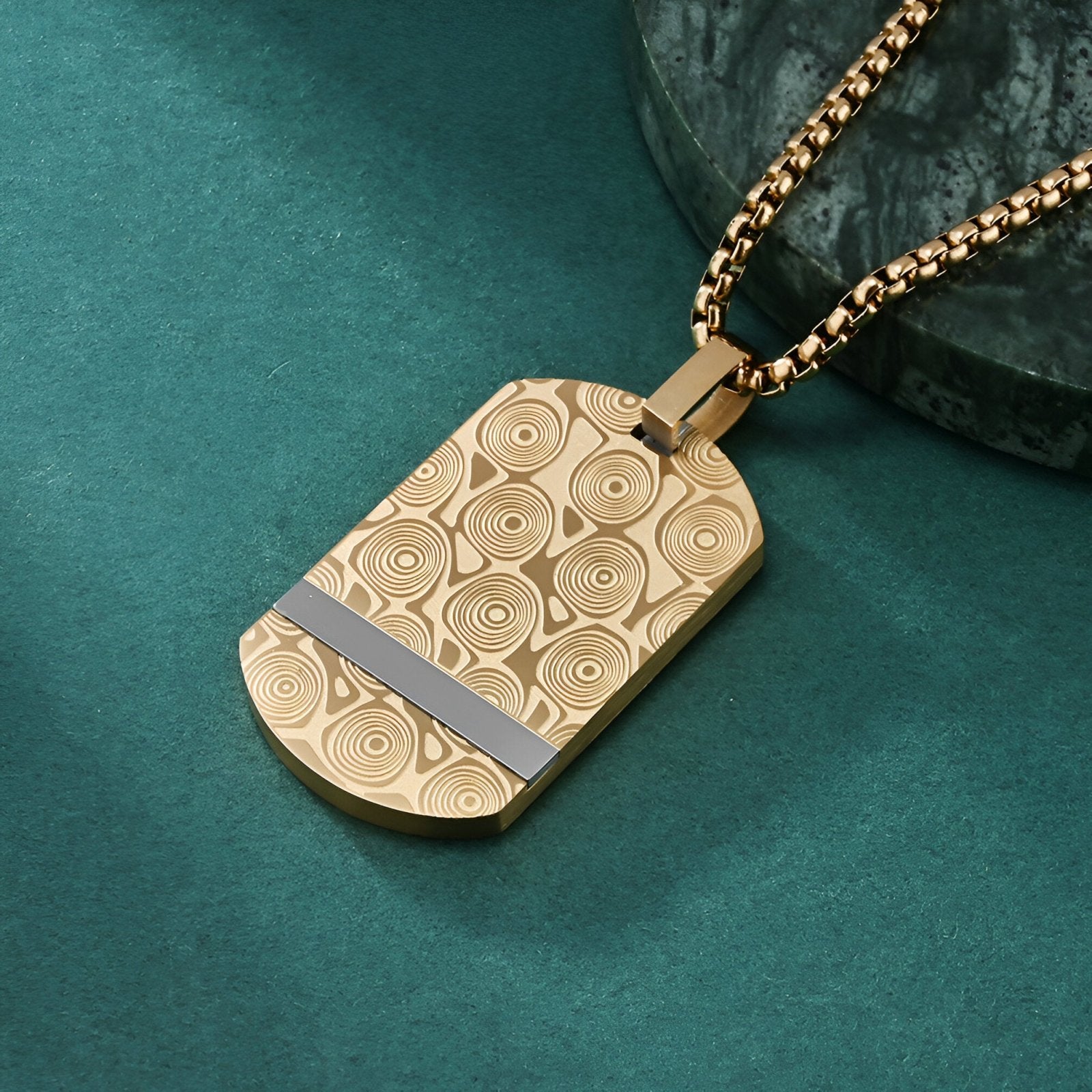 Collier plaque style militaire, motif gravé cercles concentriques, modèle Spencer