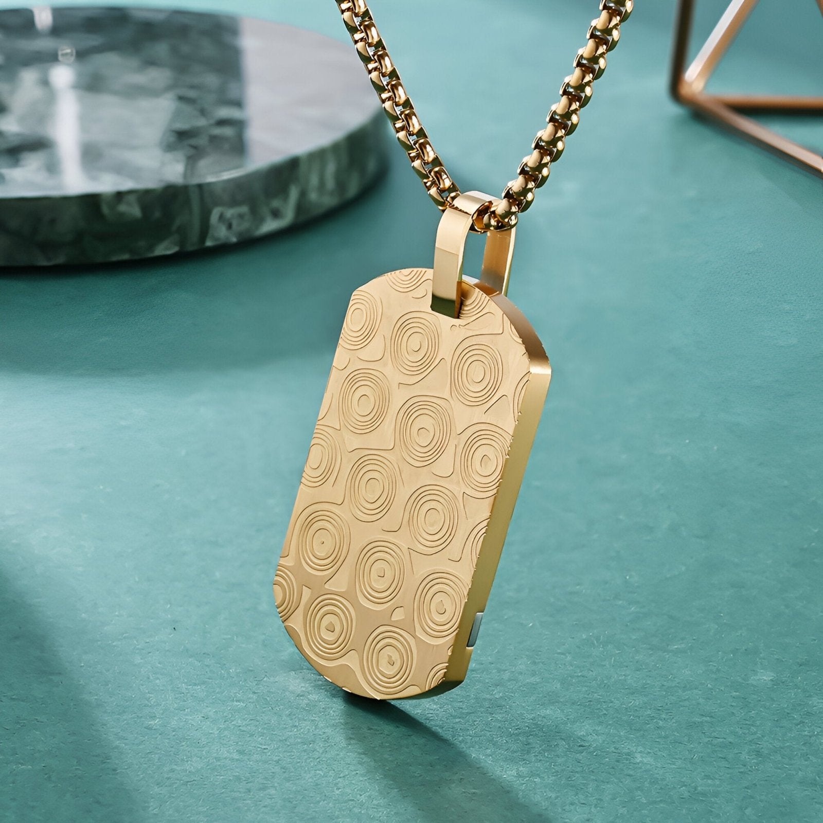 Collier plaque style militaire, motif gravé cercles concentriques, modèle Spencer