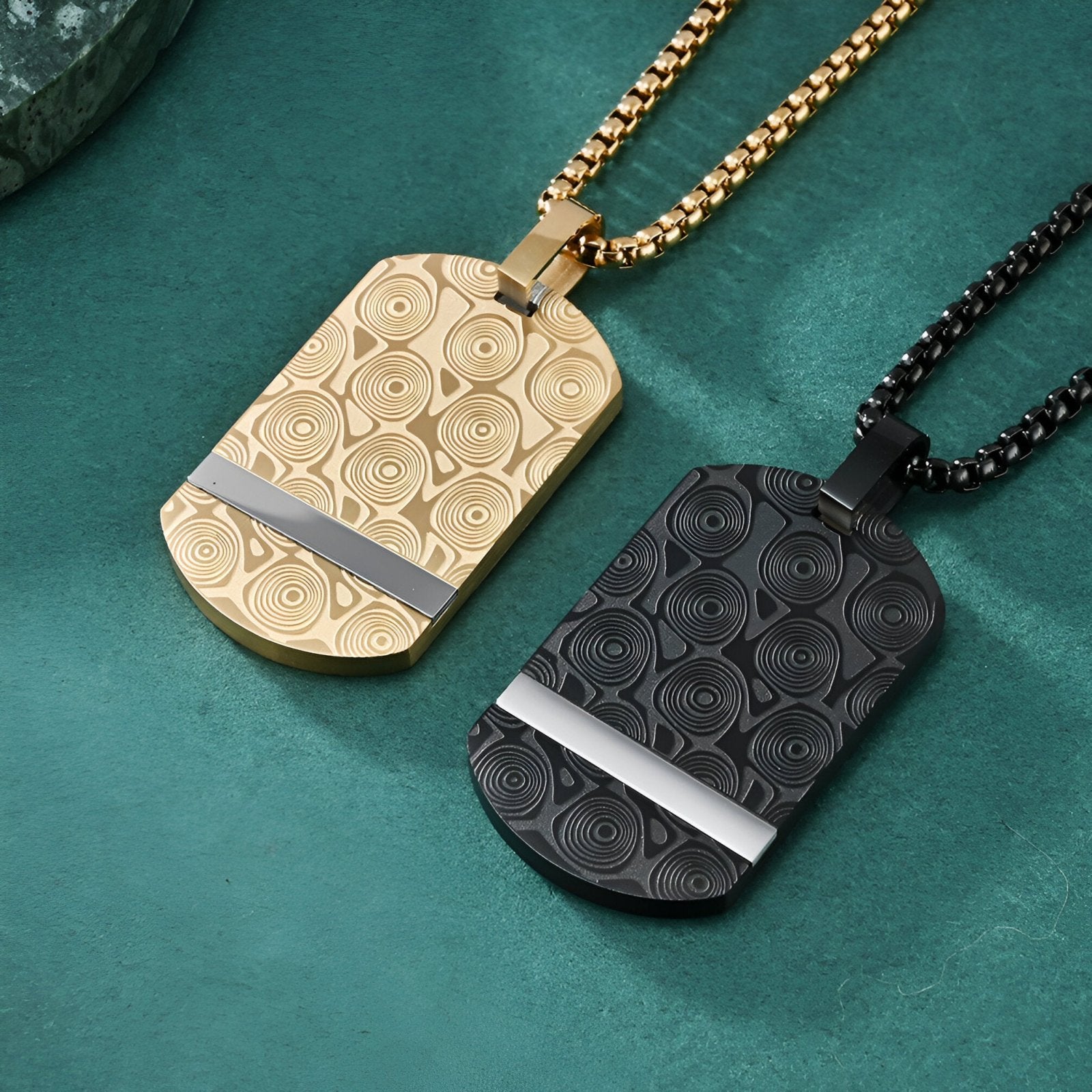Collier plaque style militaire, motif gravé cercles concentriques, modèle Spencer
