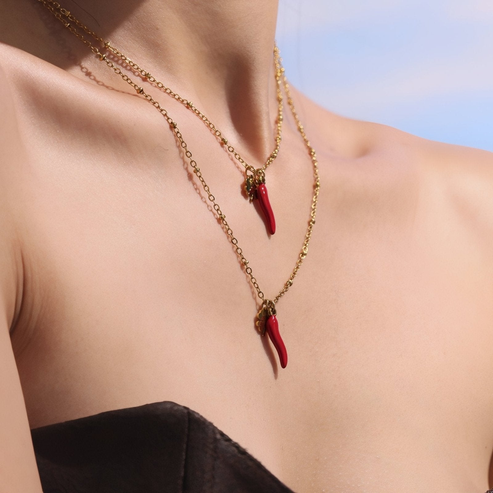 Collier pour femme symbolique, pendentif piment rouge et porte - bonheur trèfle, en acier inoxydable