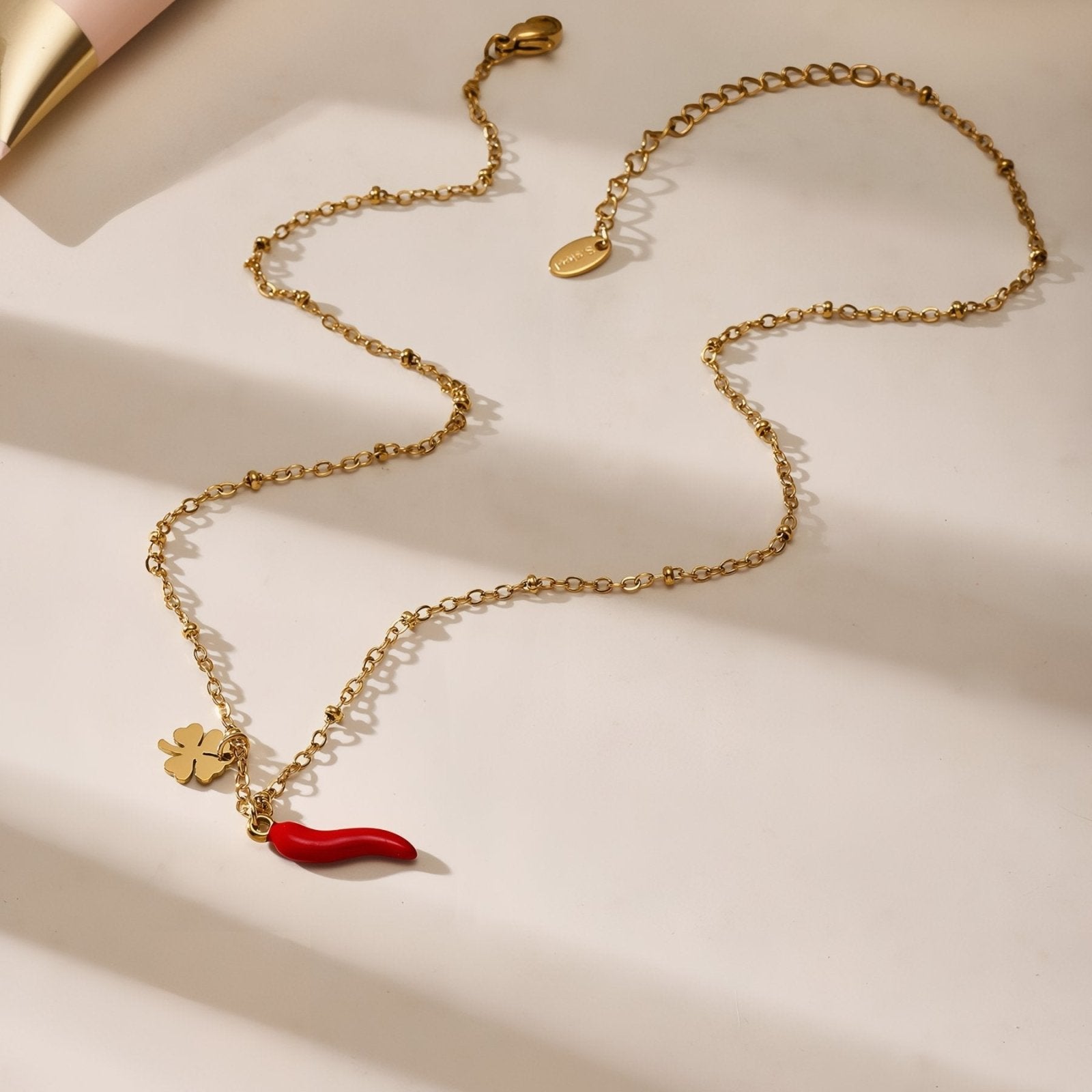 Collier pour femme symbolique, pendentif piment rouge et porte - bonheur trèfle, en acier inoxydable