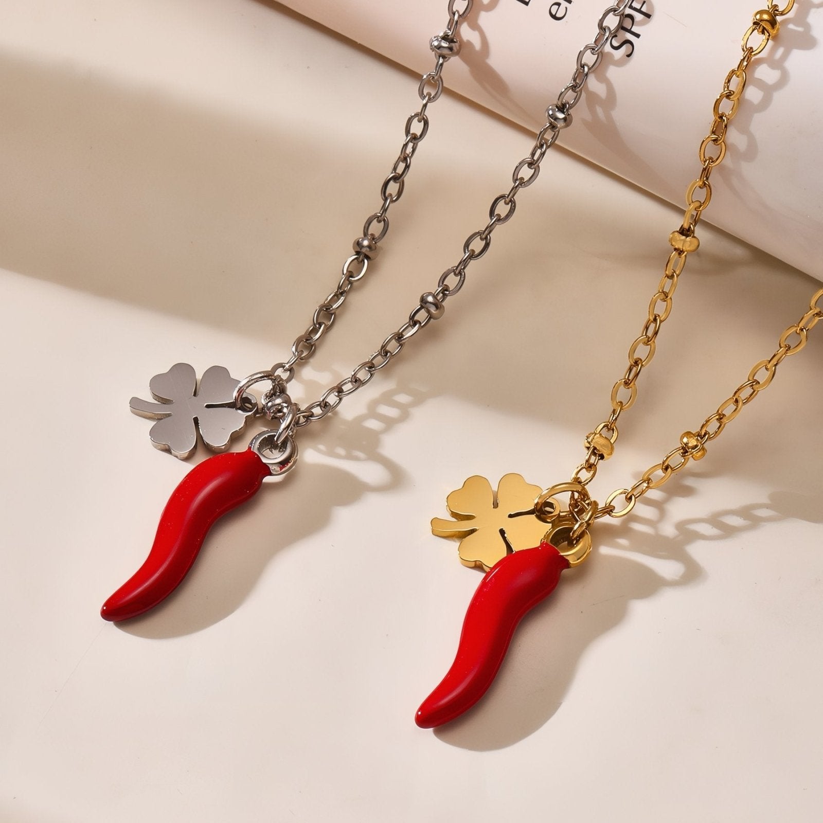 Collier pour femme symbolique, pendentif piment rouge et porte - bonheur trèfle, en acier inoxydable