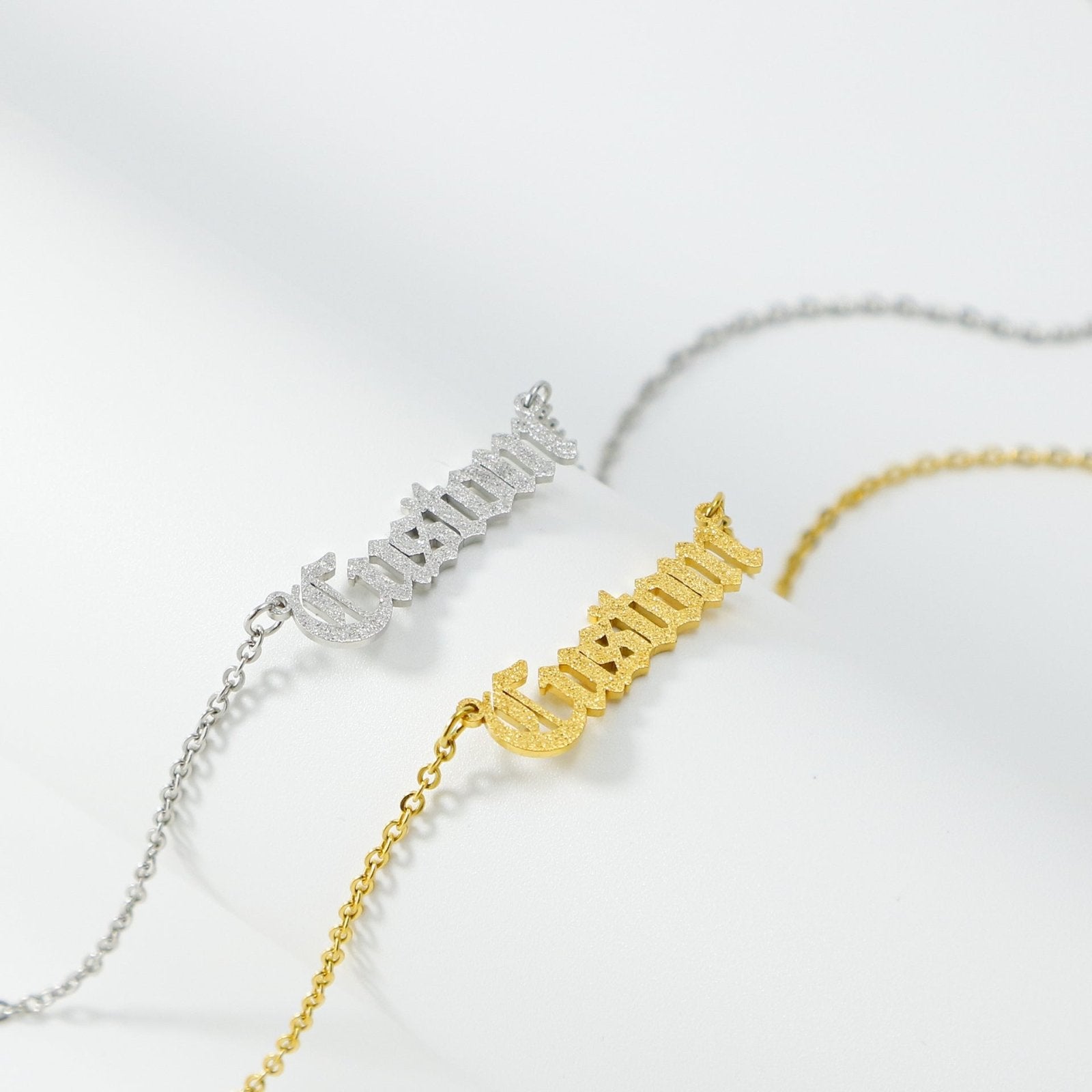 Collier prénom personnalisé effet sablé, en acier inoxydable, style gothique/urbain, modèle Alaric