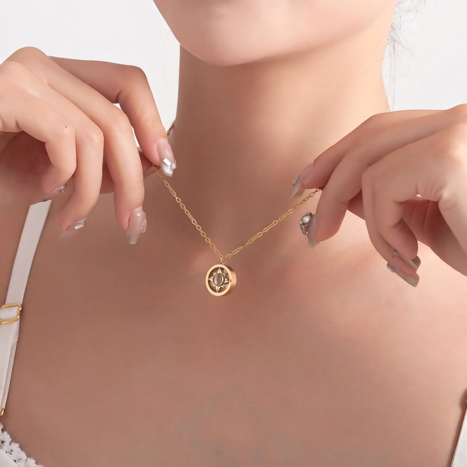 Collier projecteur photo personnalisé, pendentif rose des vents en inoxydable, modèle Lysandra