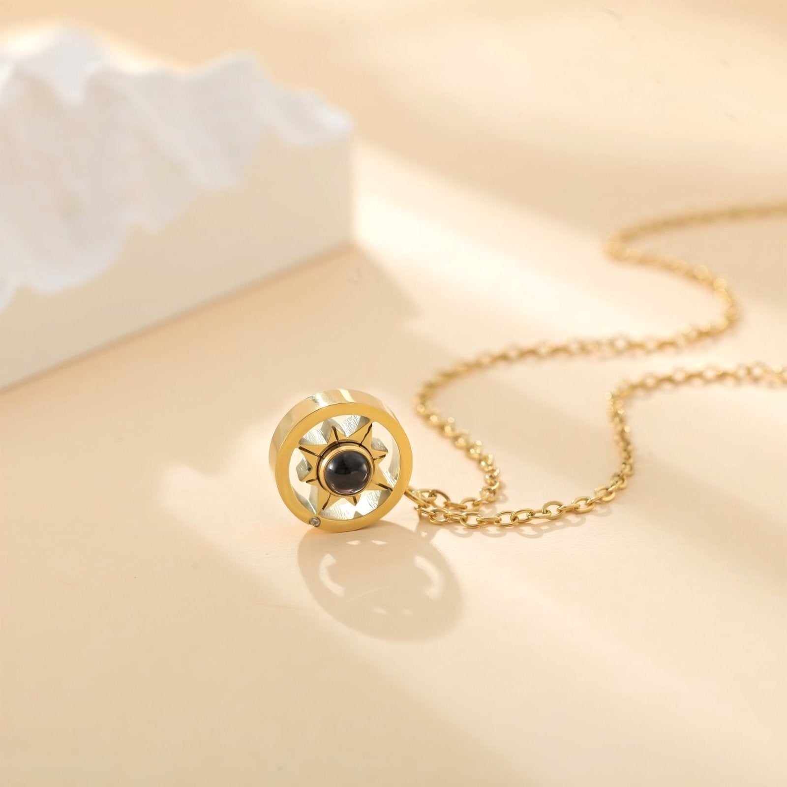 Collier projecteur photo personnalisé, pendentif rose des vents en inoxydable, modèle Lysandra