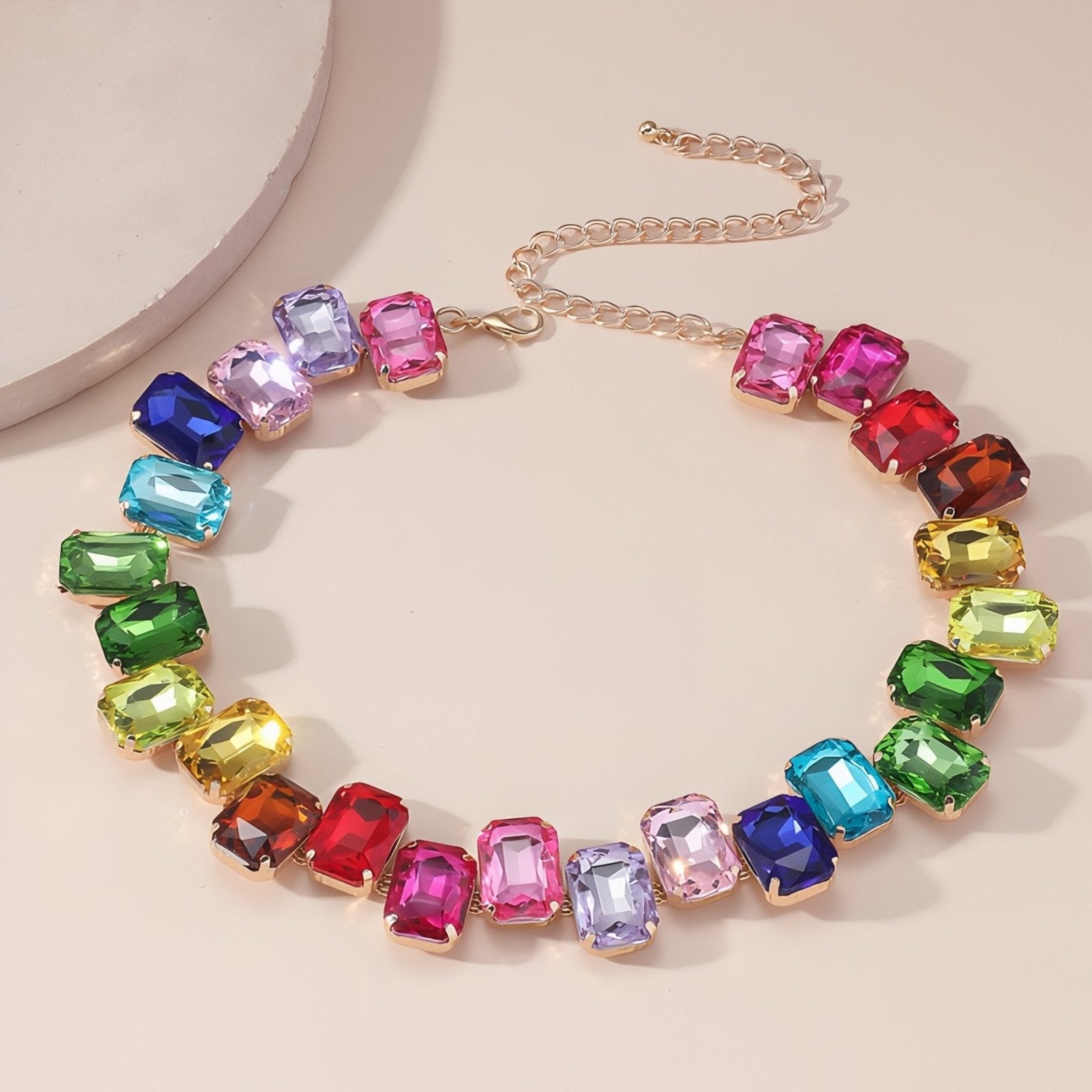 Collier ras - du - cou chunky avec cristaux taillés multicolores, look glamour