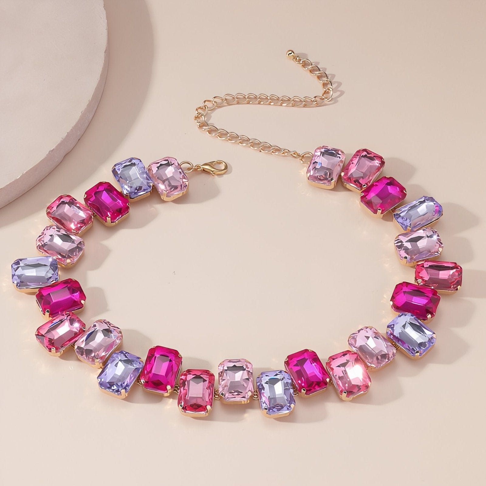 Collier ras - du - cou chunky avec cristaux taillés multicolores, look glamour