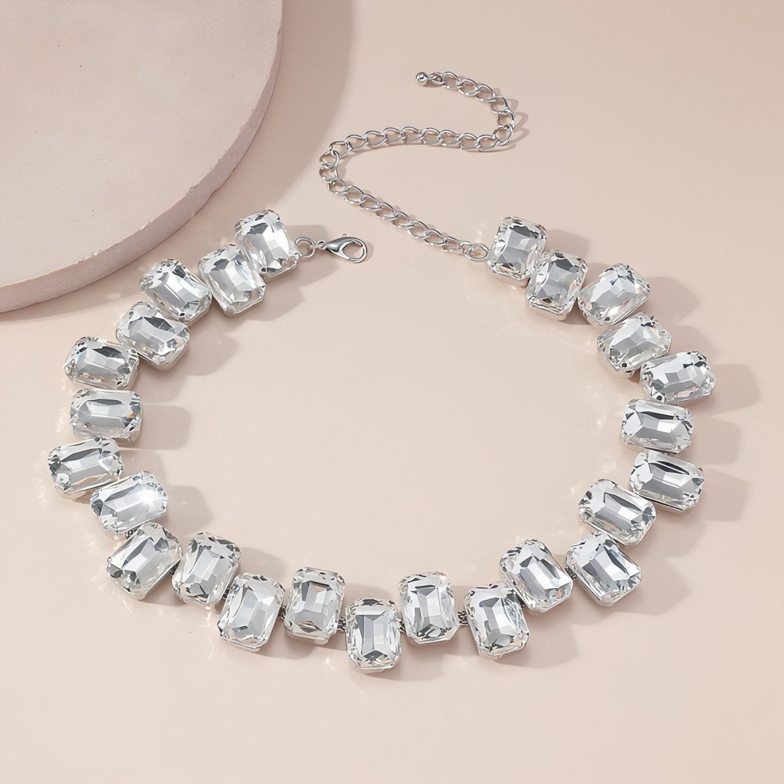 Collier ras - du - cou chunky avec cristaux taillés multicolores, look glamour