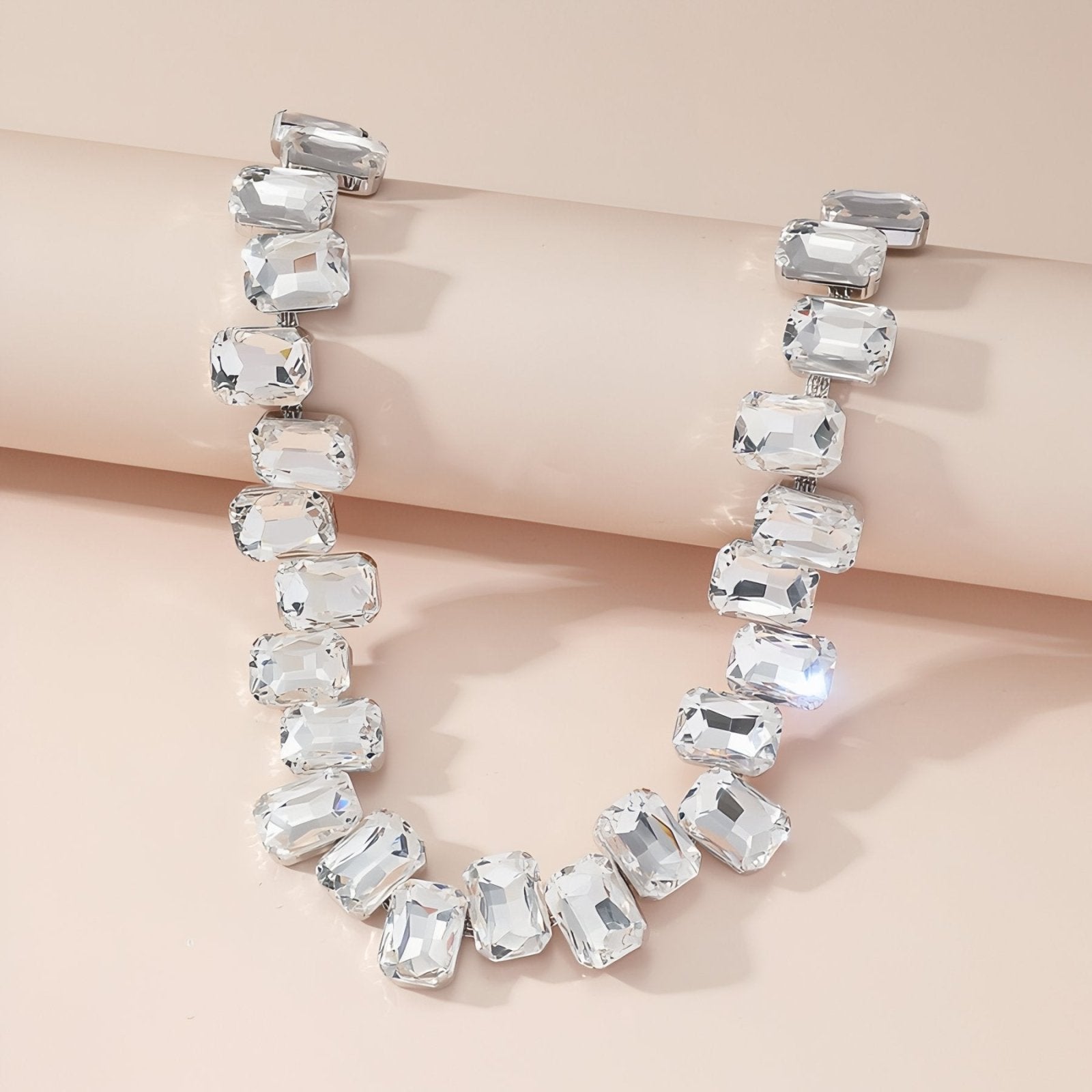 Collier ras - du - cou chunky avec cristaux taillés multicolores, look glamour