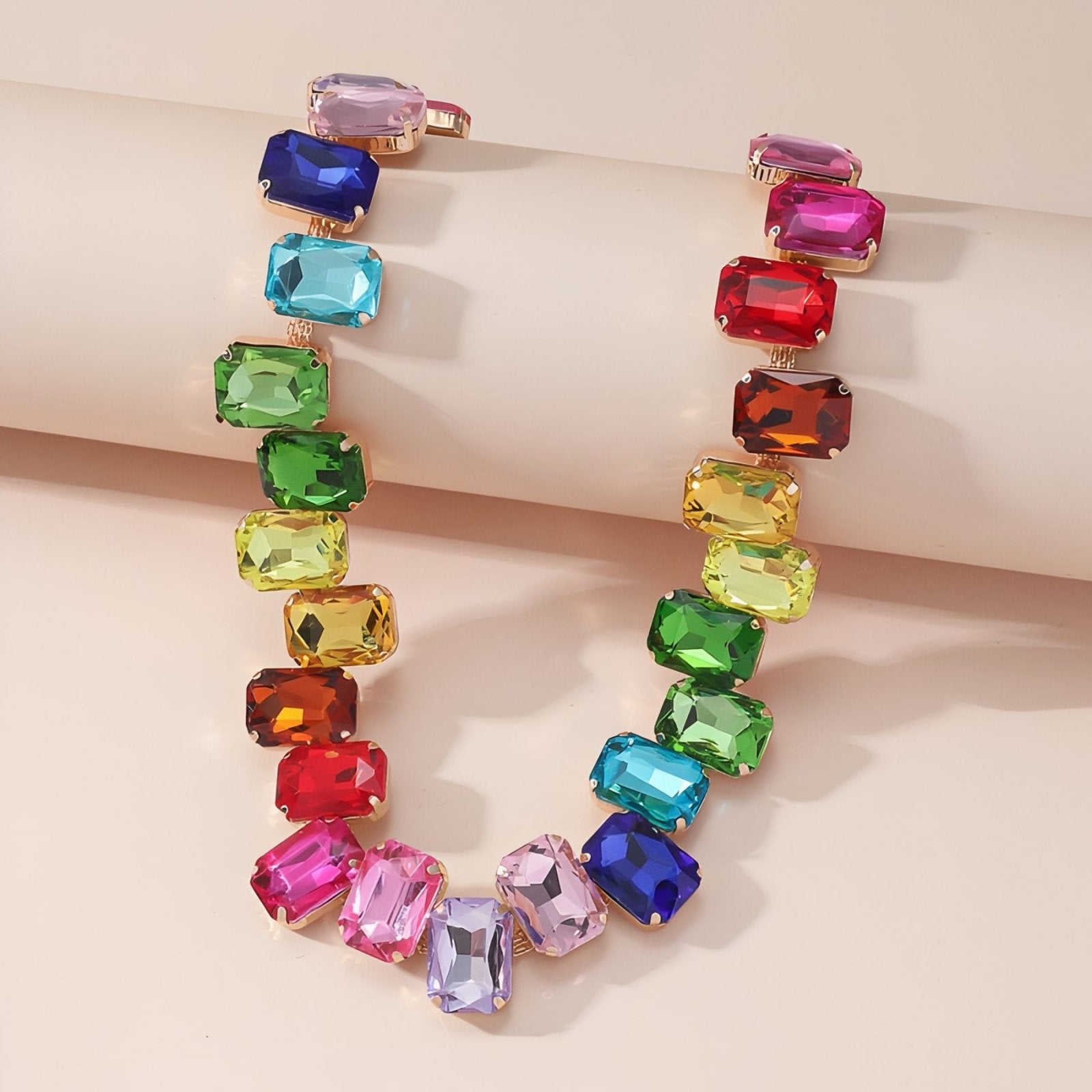 Collier ras - du - cou chunky avec cristaux taillés multicolores, look glamour