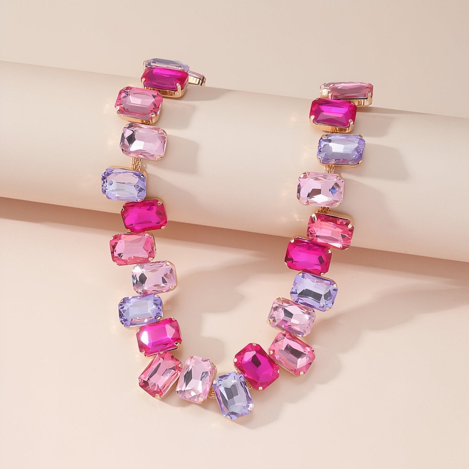 Collier ras - du - cou chunky avec cristaux taillés multicolores, look glamour