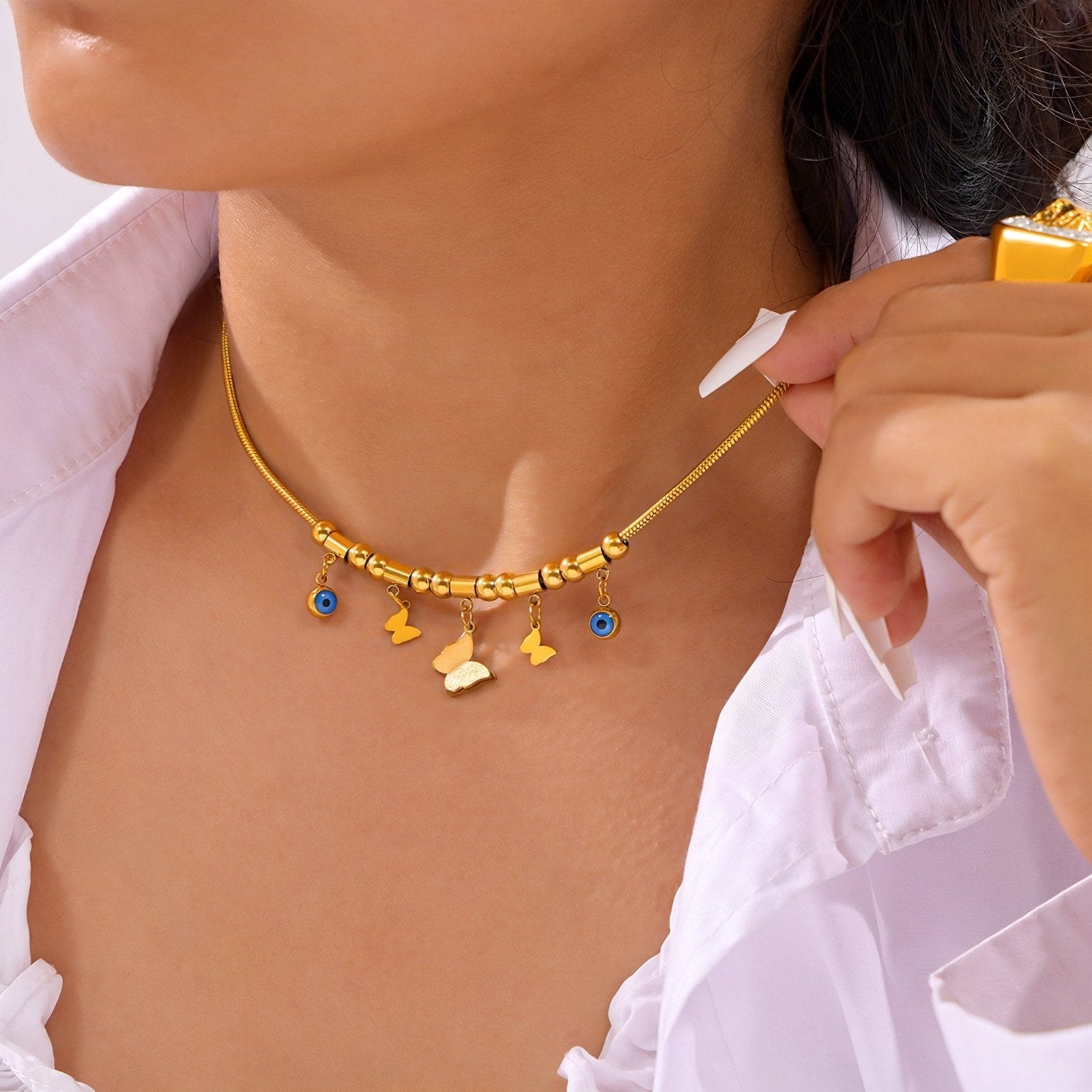Collier ras du cou doré, style charms, pendentifs papillons et œil bleu, acier titane, modèle Angelina