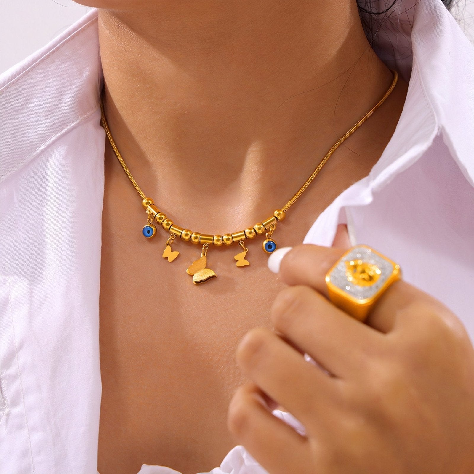 Collier ras du cou doré, style charms, pendentifs papillons et œil bleu, acier titane, modèle Angelina