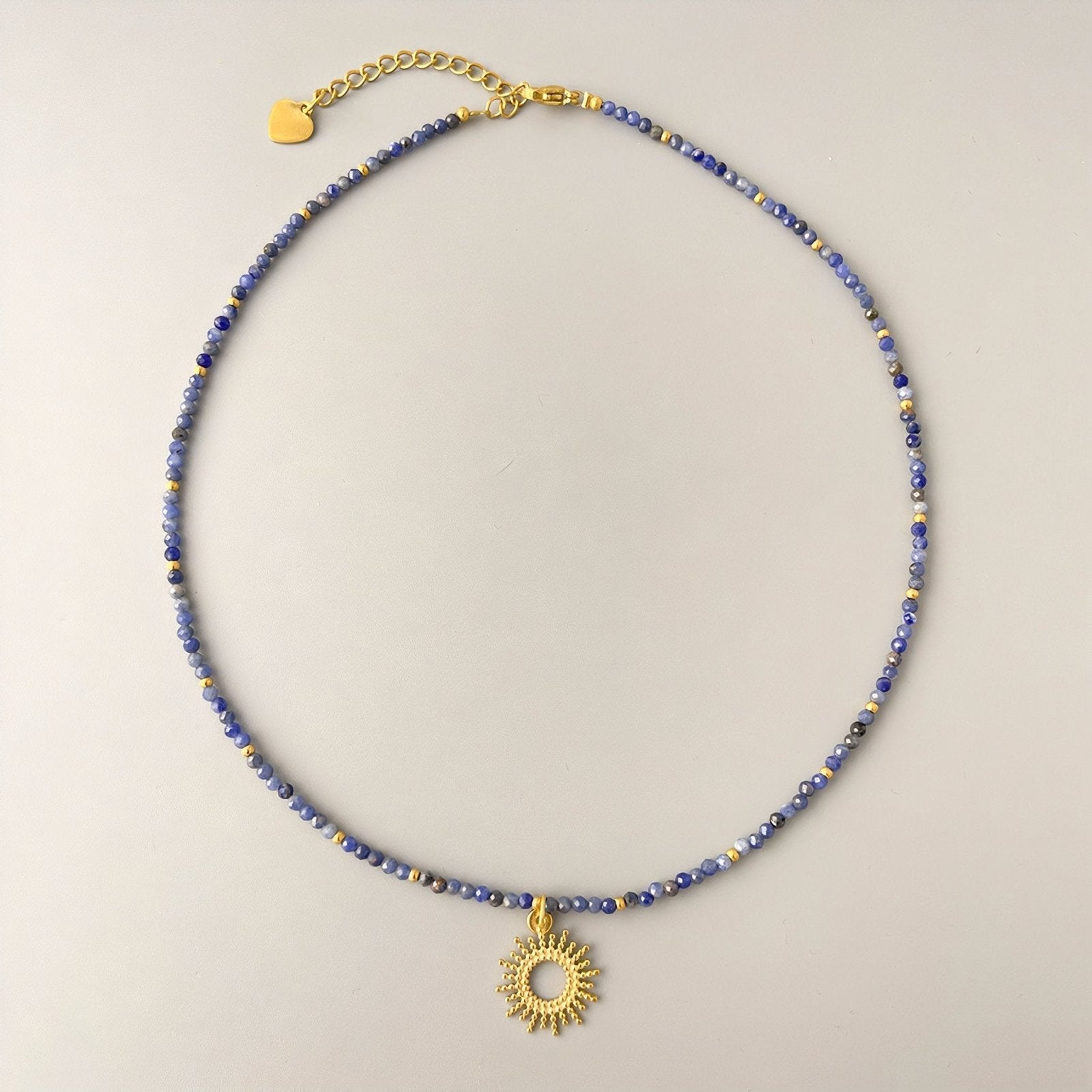 Collier ras - du - cou pierres naturelles de sodalite, pendentif soleil, doré 18K, modèle Regina