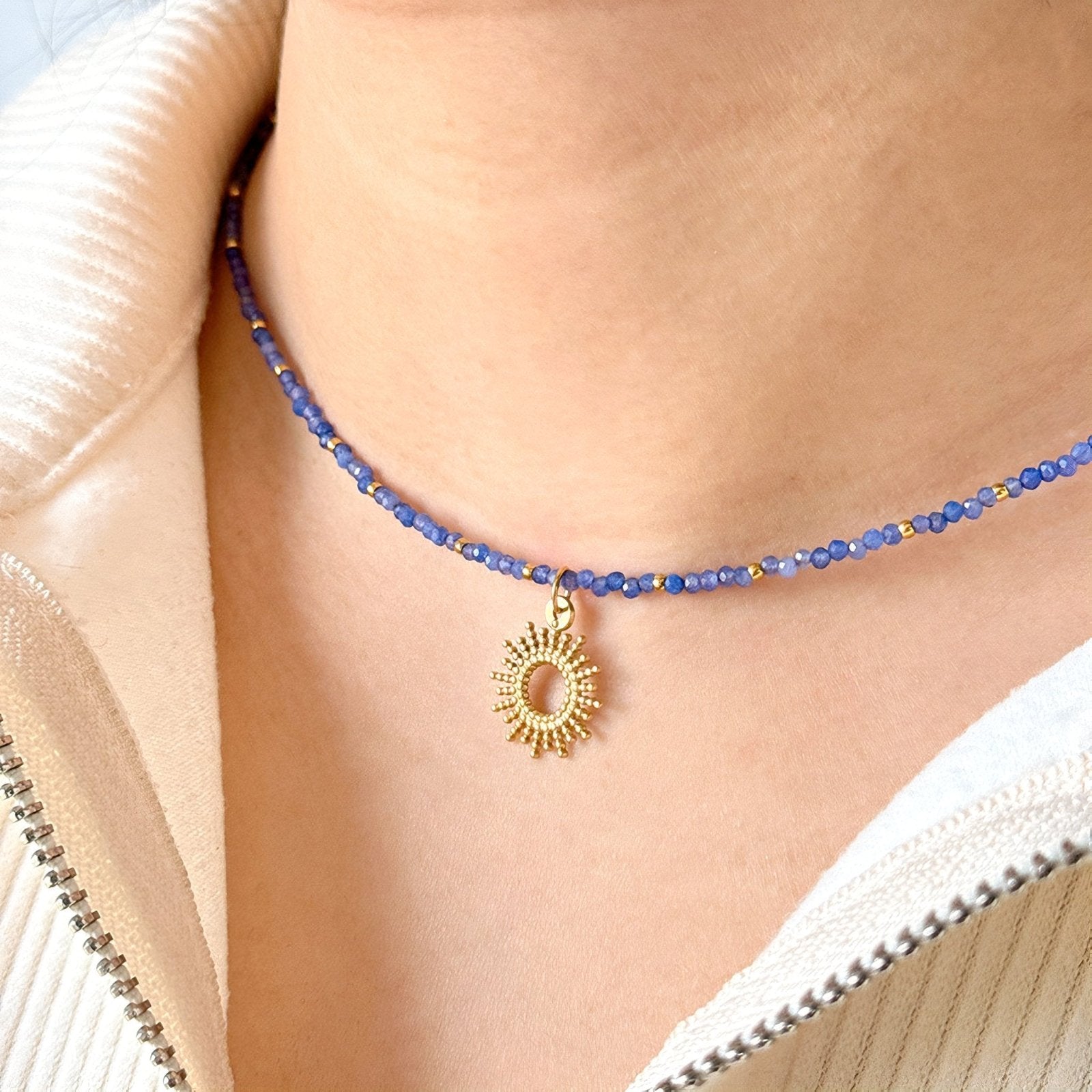 Collier ras - du - cou pierres naturelles de sodalite, pendentif soleil, doré 18K, modèle Regina