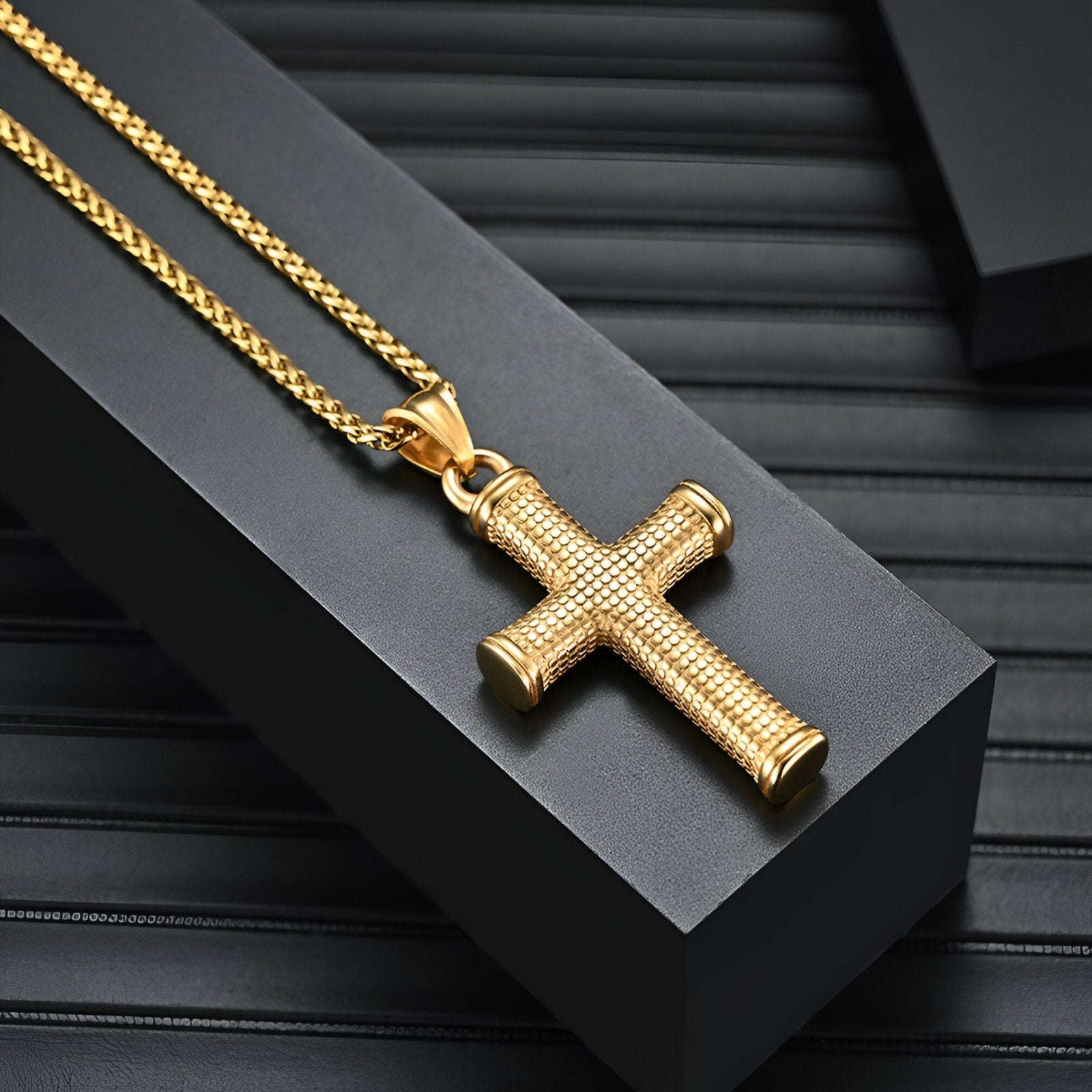 Collier religieux homme, croix texturée dorée sur chaîne spiga, modèle Miguel