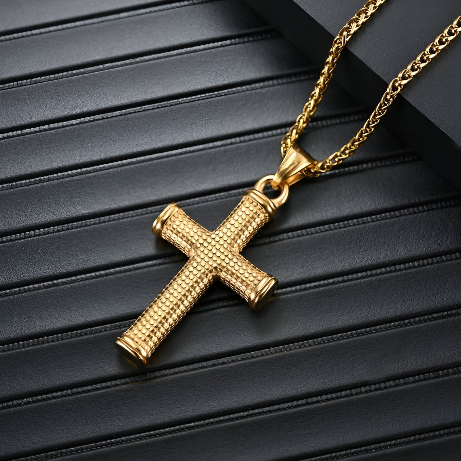 Collier religieux homme, croix texturée dorée sur chaîne spiga, modèle Miguel