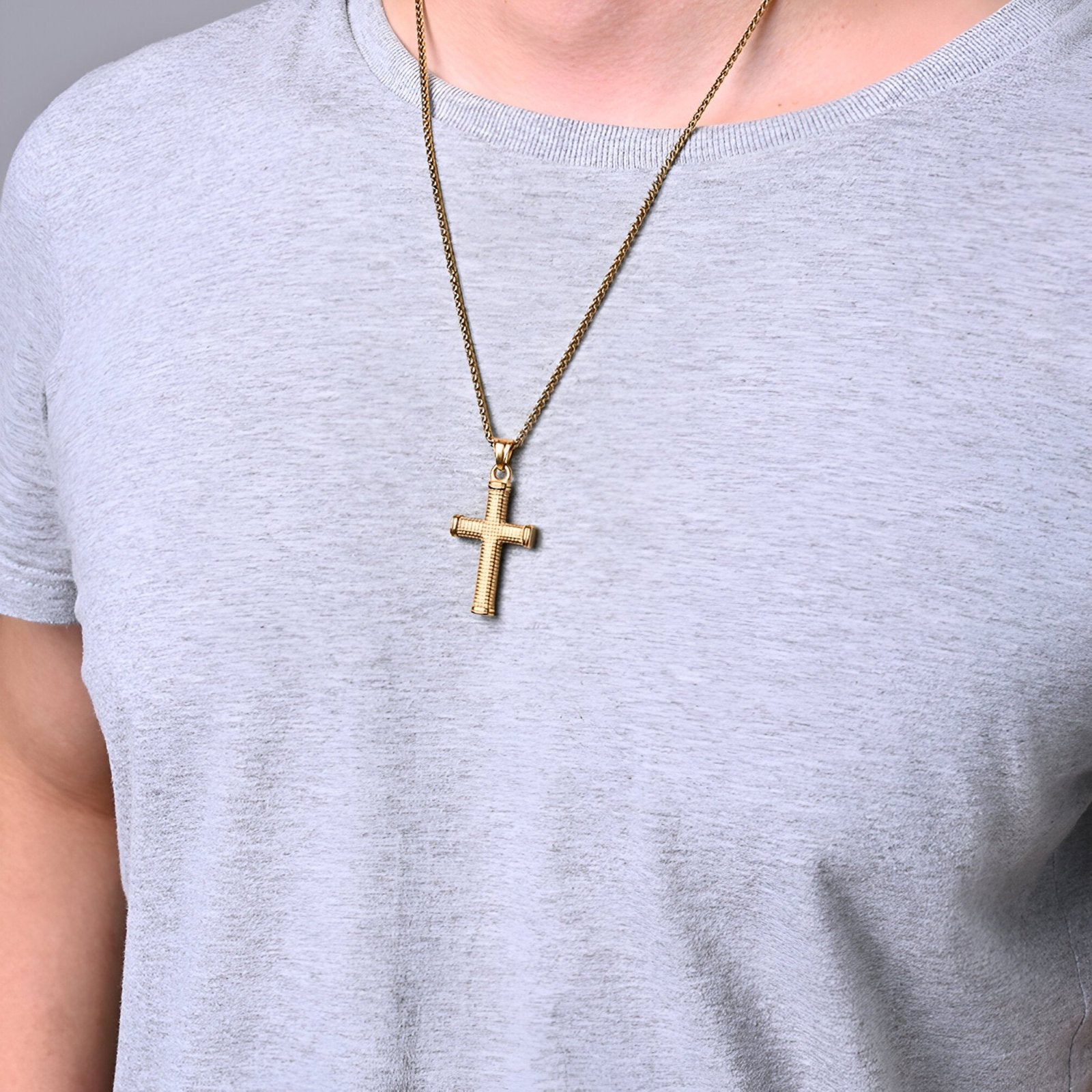 Collier religieux homme, croix texturée dorée sur chaîne spiga, modèle Miguel
